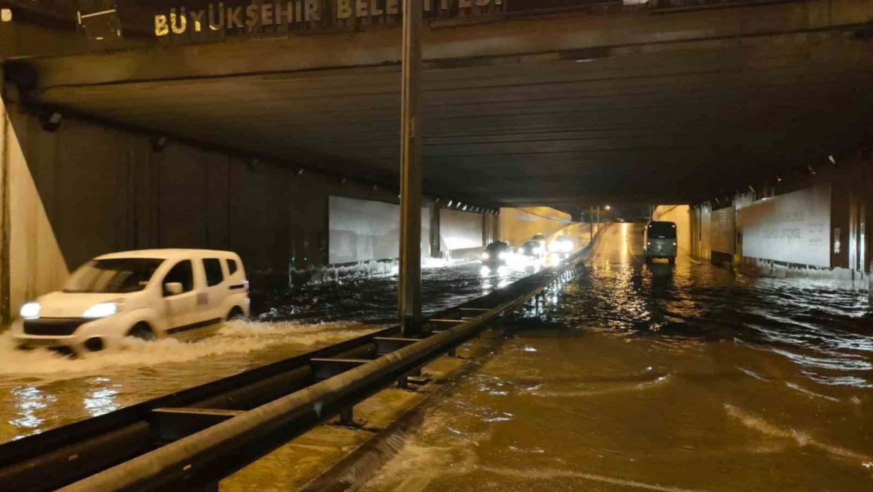 Antalya'da yoğun yağış ve selden ötürü okullar tatil edildi