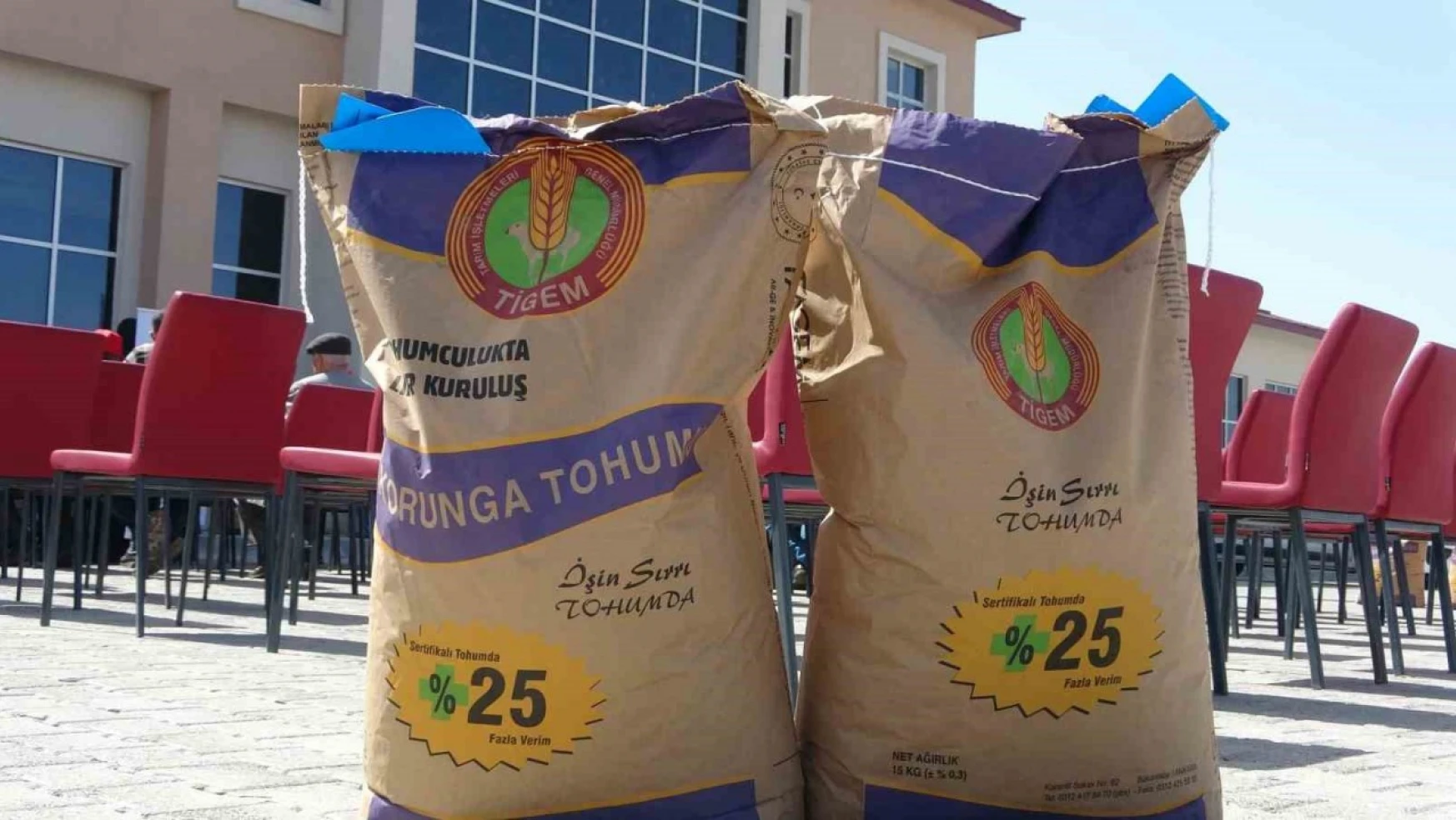 Ardahan'da 210 çiftçiye 45 ton korunga tohumu dağıtıldı