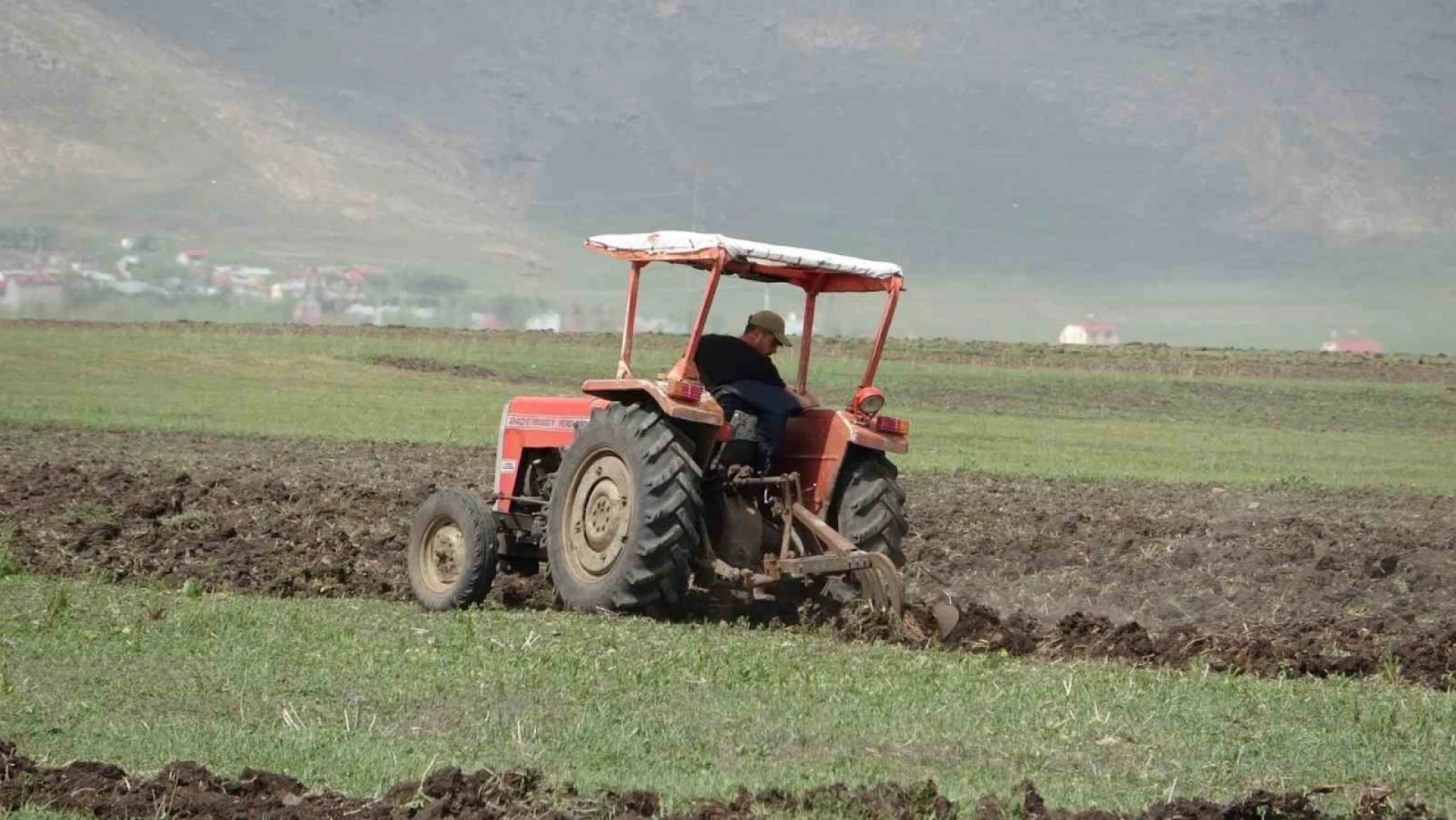 Ardahan'da buğday ve arpa ekimi başladı