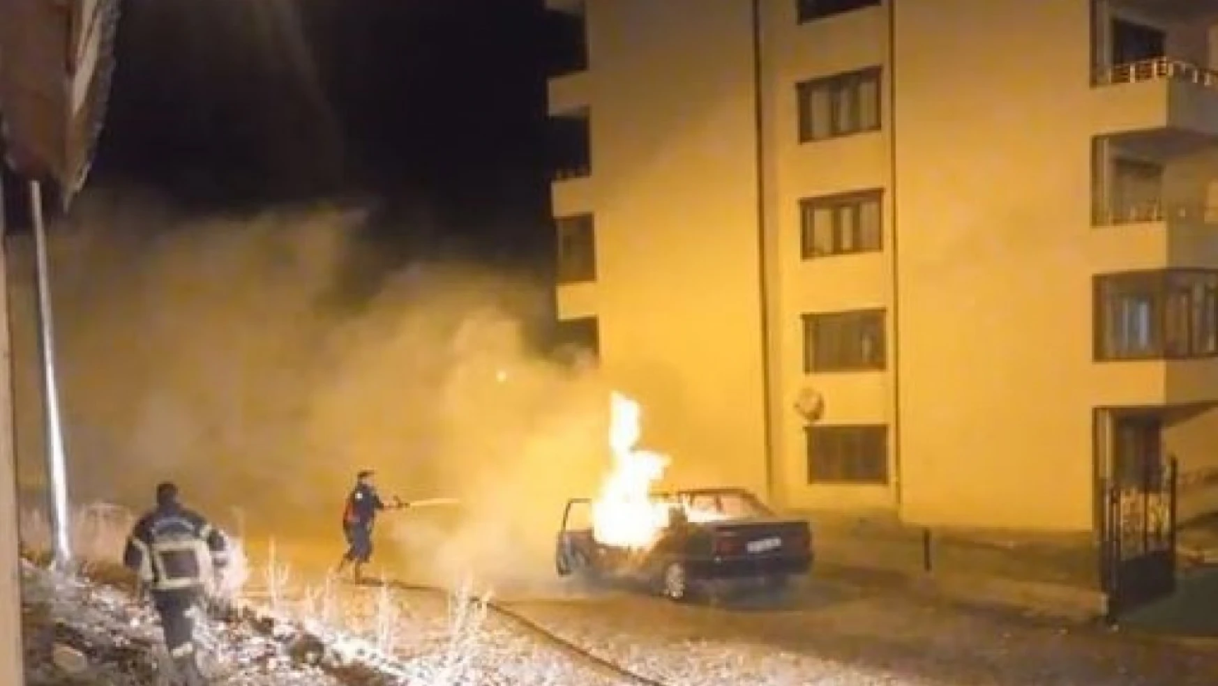 Ardahan'da park halindeki otomobil alev alev yandı
