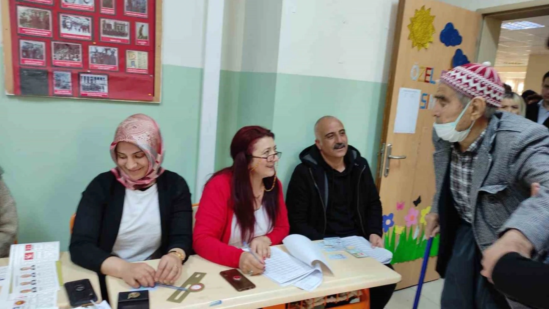 Ardahan'da vatandaşlar sandık başında, oy verme işlemi devam ediyor