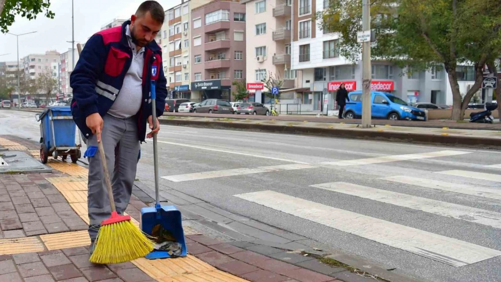 Atatürk Caddesinde genel temizlik çalışması gerçekleştirildi