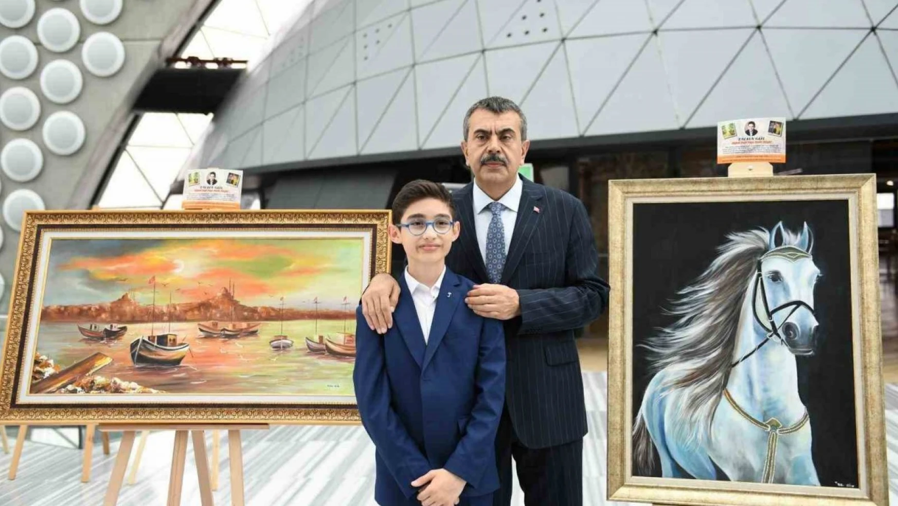 Bakan Tekin şehit polis memuru Hüseyin Gül'ün oğlu Talha'nın sergisini ziyaret etti