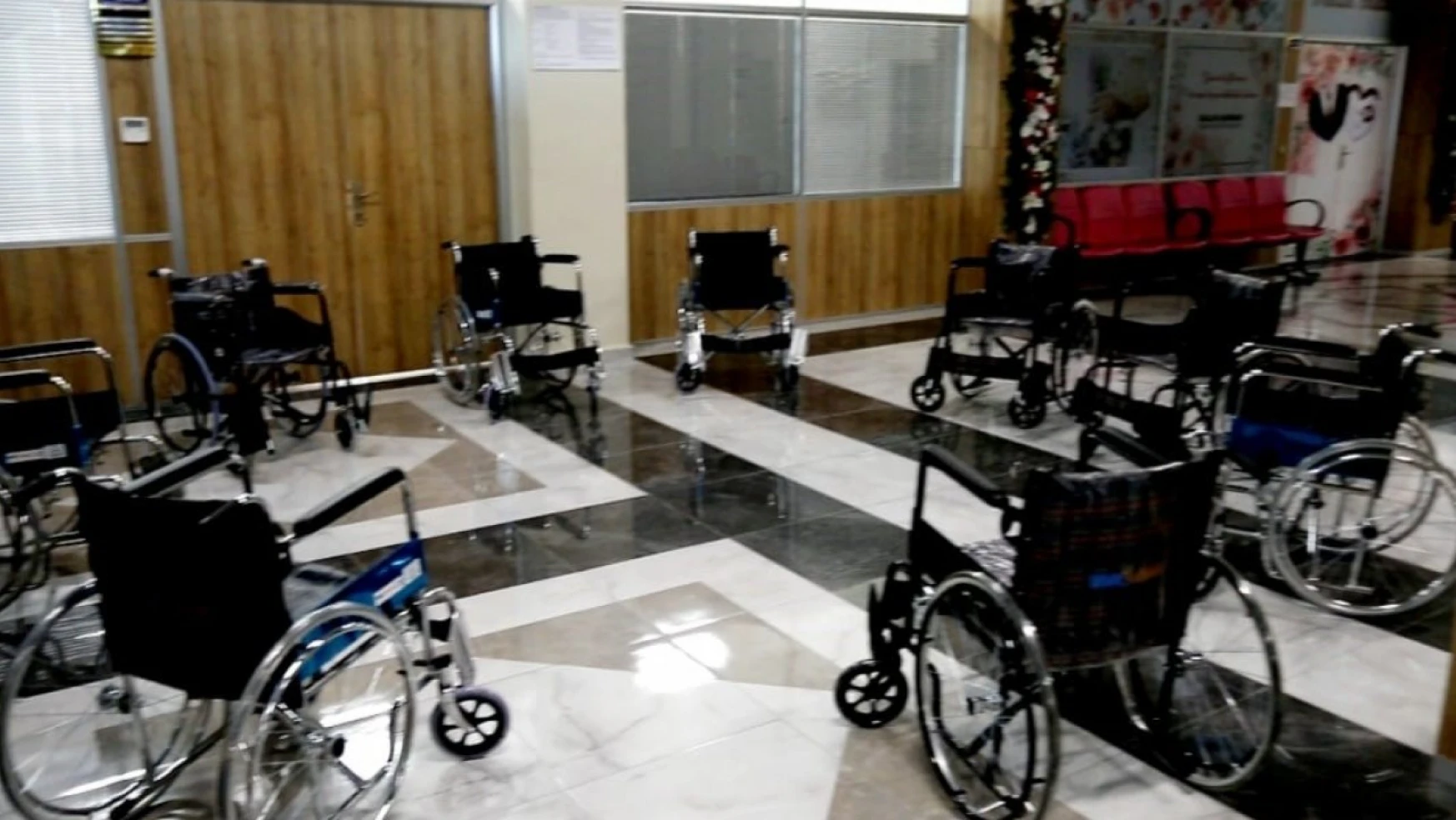 Başkan Akman'dan özel bireylere tekerlekli sandalye desteği