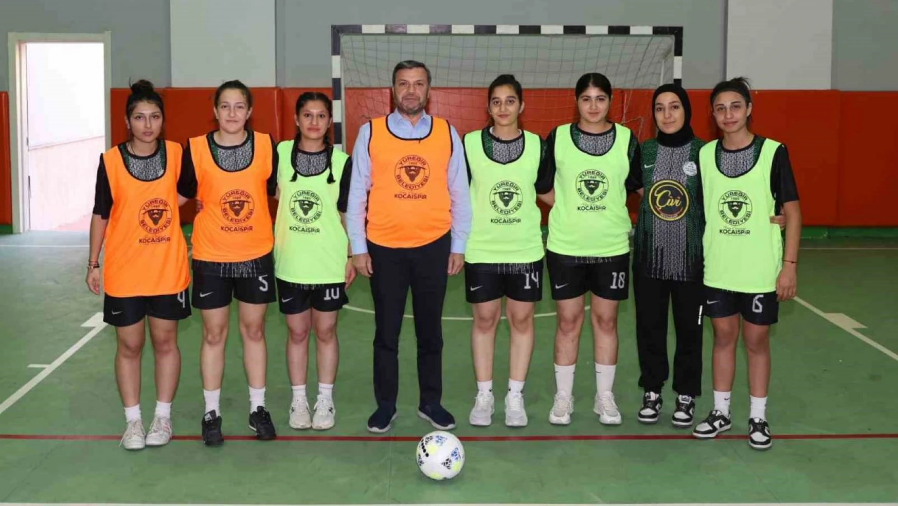Başkan Kocaispir, kız futsal takımı ile maç yaptı