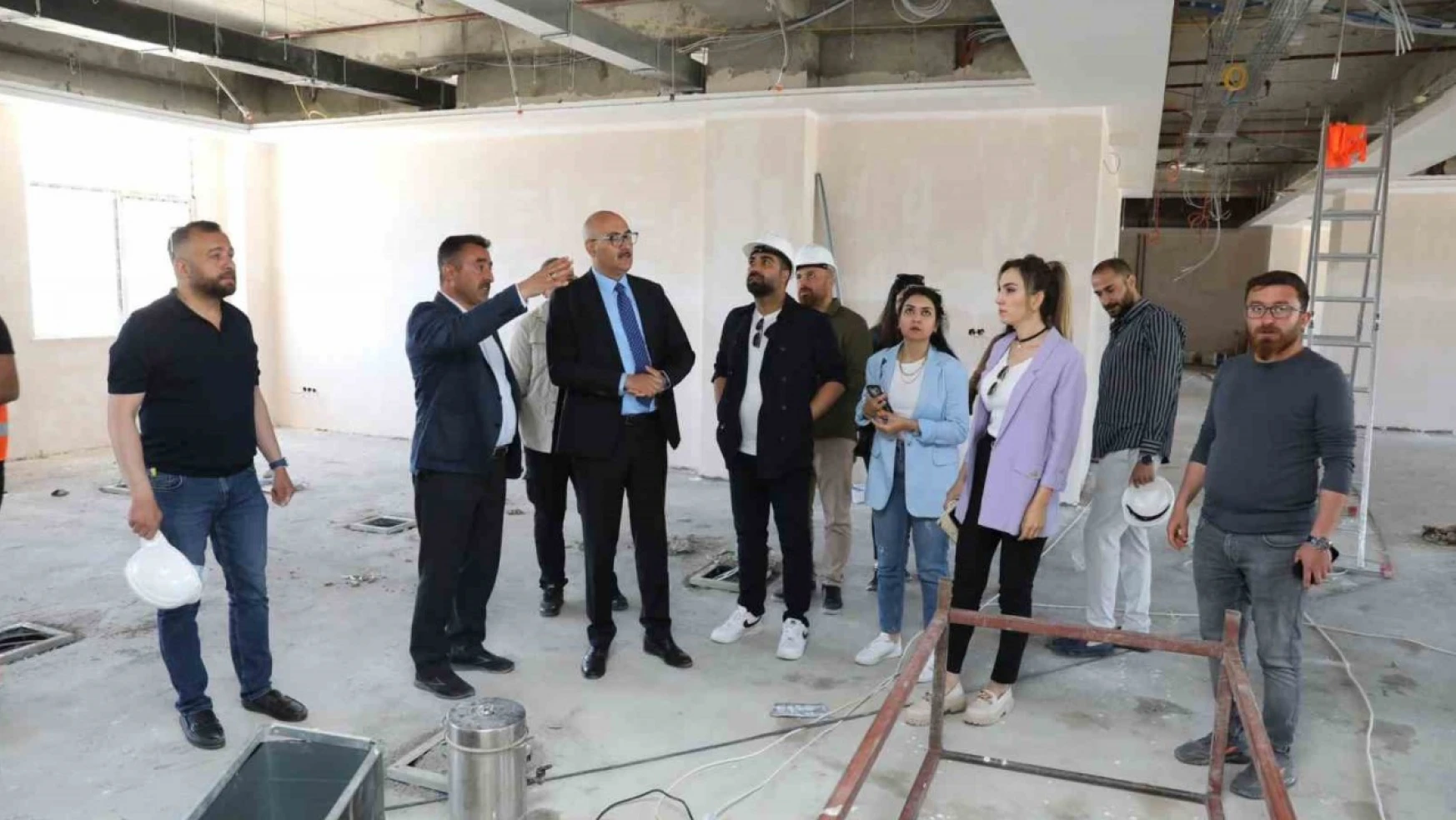 Belediye Başkan Vekili Aydın, halk kütüphanesi inşaatında incelemelerde bulundu
