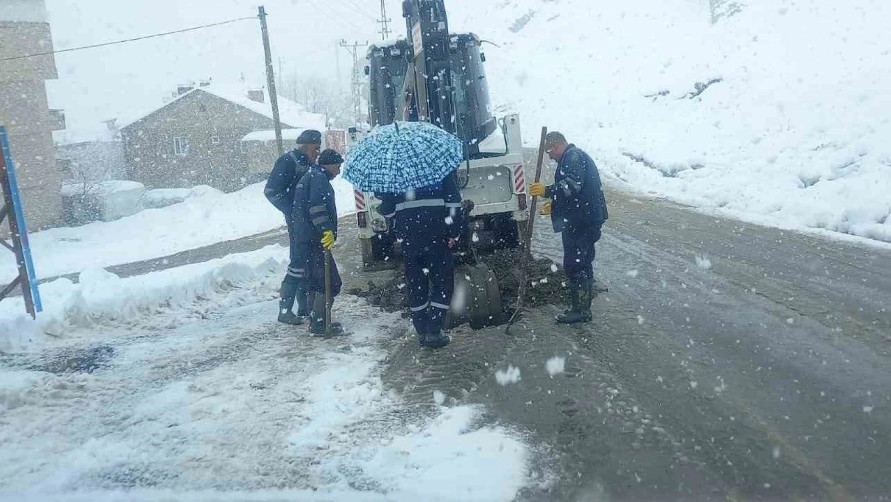 Belediye ekiplerinin kar altındaki zorlu çalışması