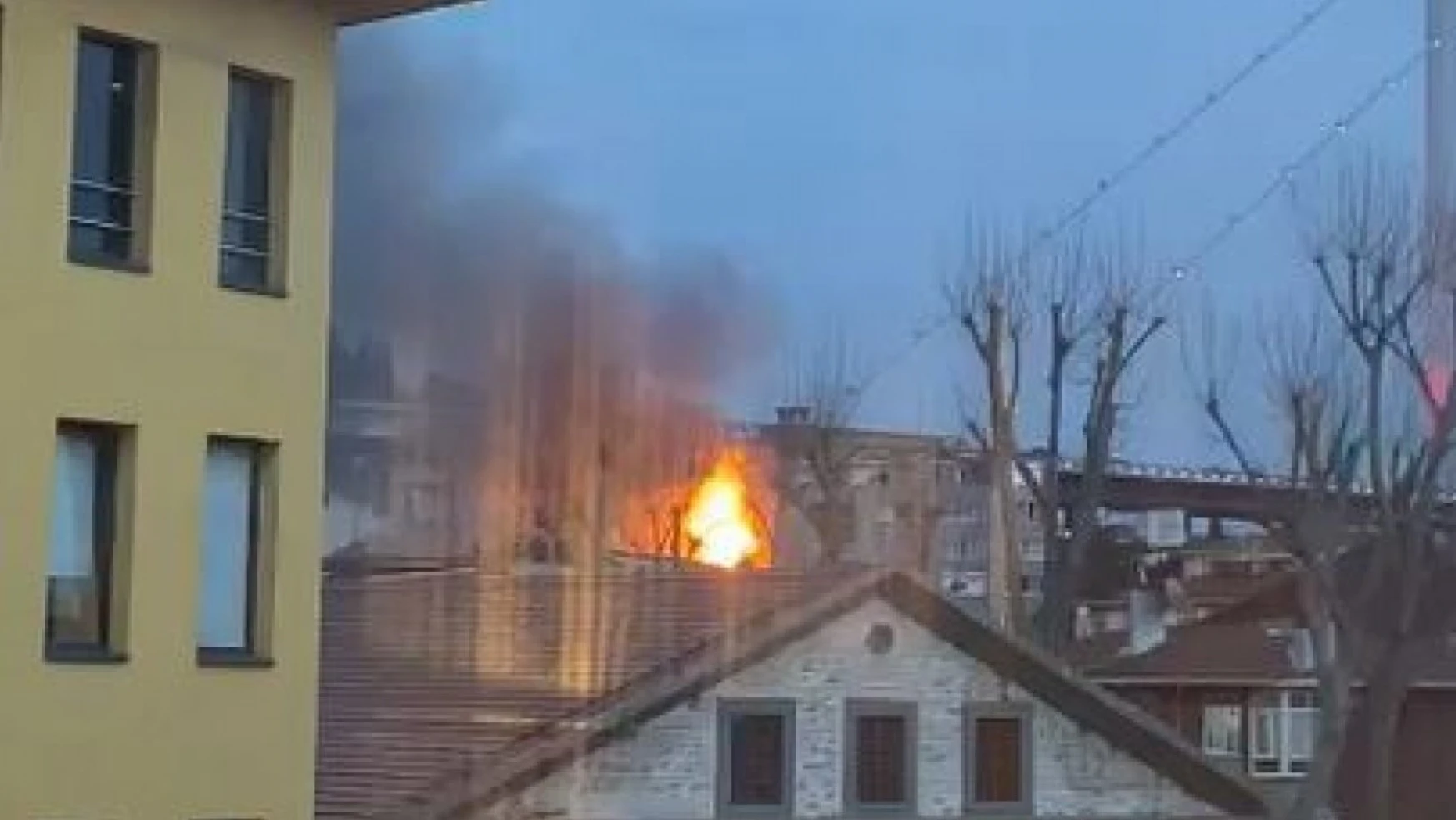 Beşiktaş'ta ahşap binada yangın