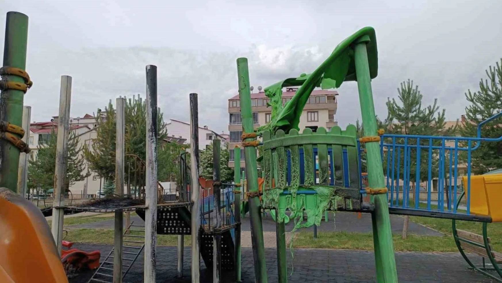 Bingöl'de ateşe verilen araç lastiği, oyun parkını kullanılmaz hale getirdi