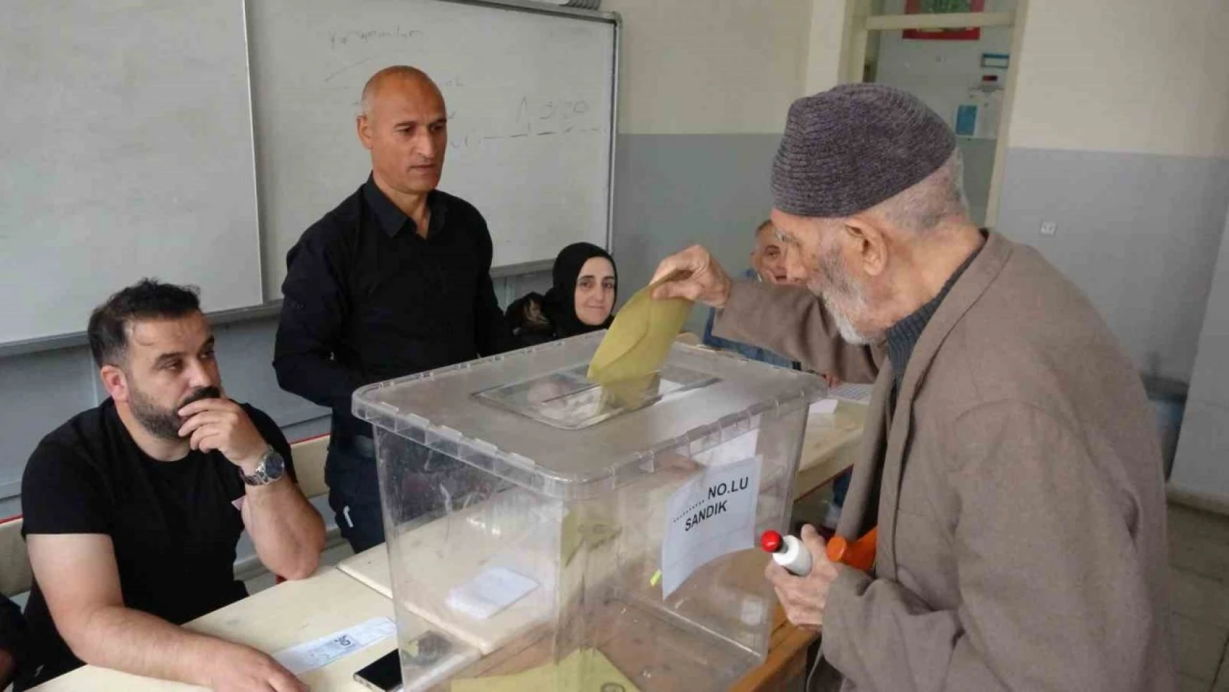 Bingöl'de Cumhurbaşkanlığı ikinci tur seçimi için oy kullanımı başladı