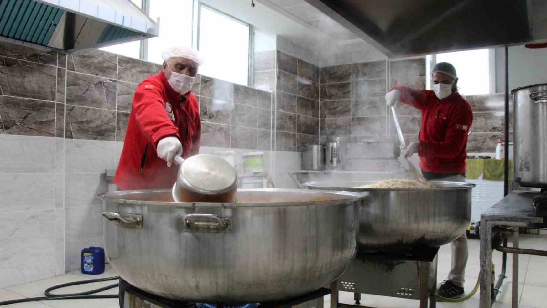 Bingöl'de Türk Kızılayı, Ramazan ayında ihtiyaç sahipleri için sıcak yemekler pişiriyor