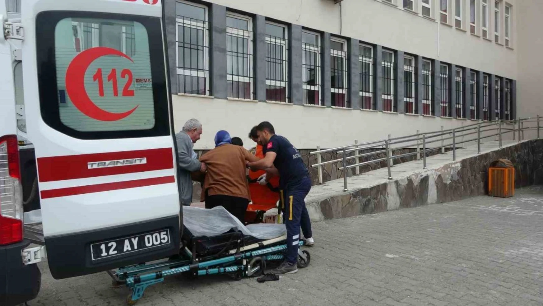 Bingöl'de yaşlı ve hastalar ambulansla sandığa götürülüyor