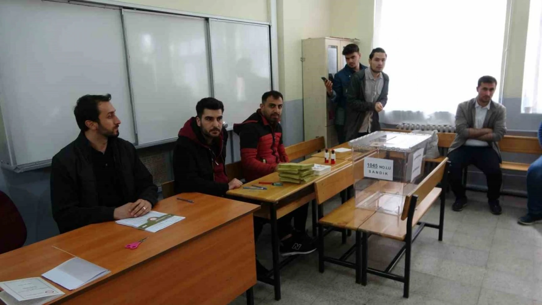 Bitlis'te oy verme işlemi başladı