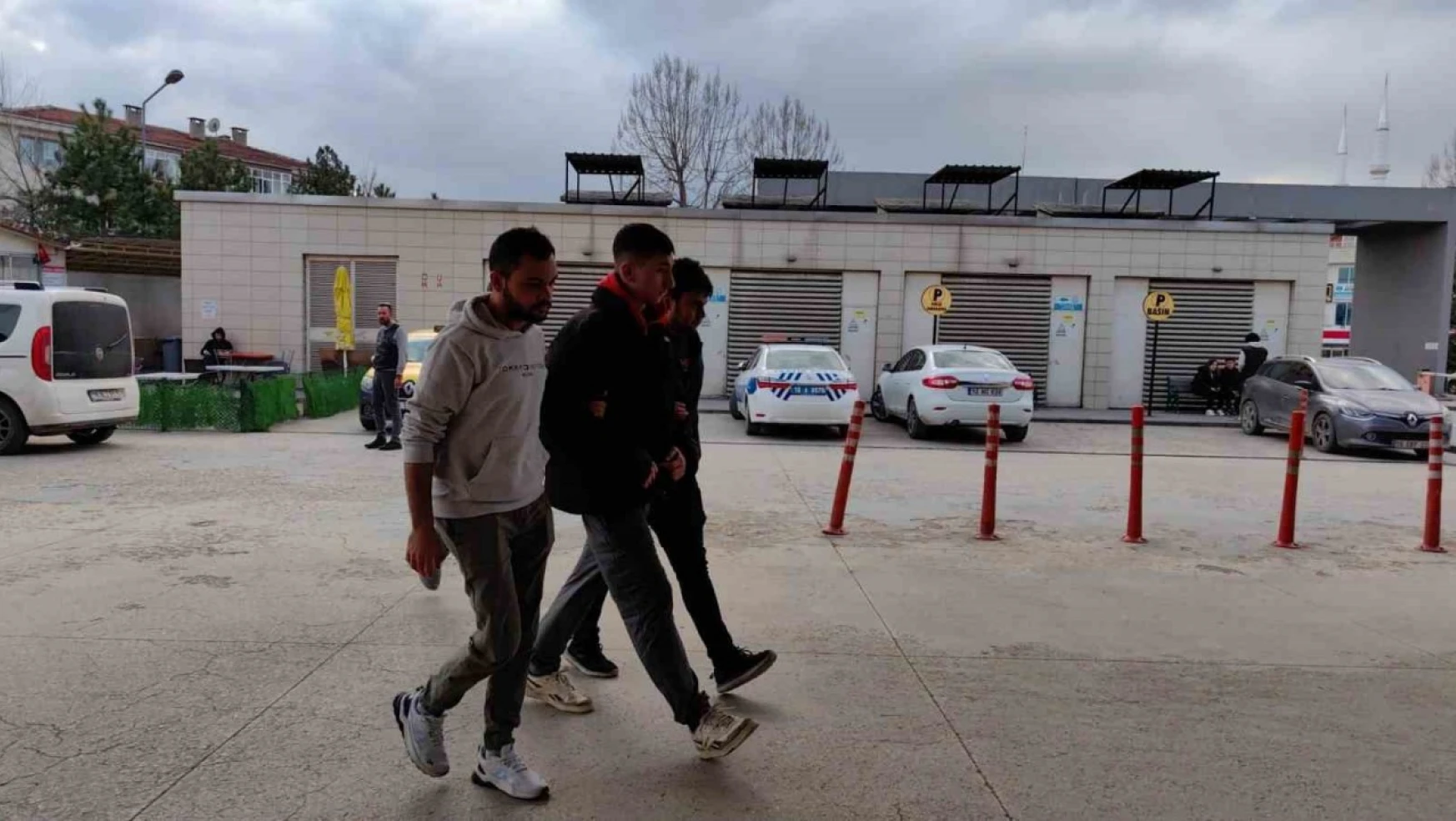 Bursa'da market sahibini bıçaklayan 3 şahıstan biri tutuklandı