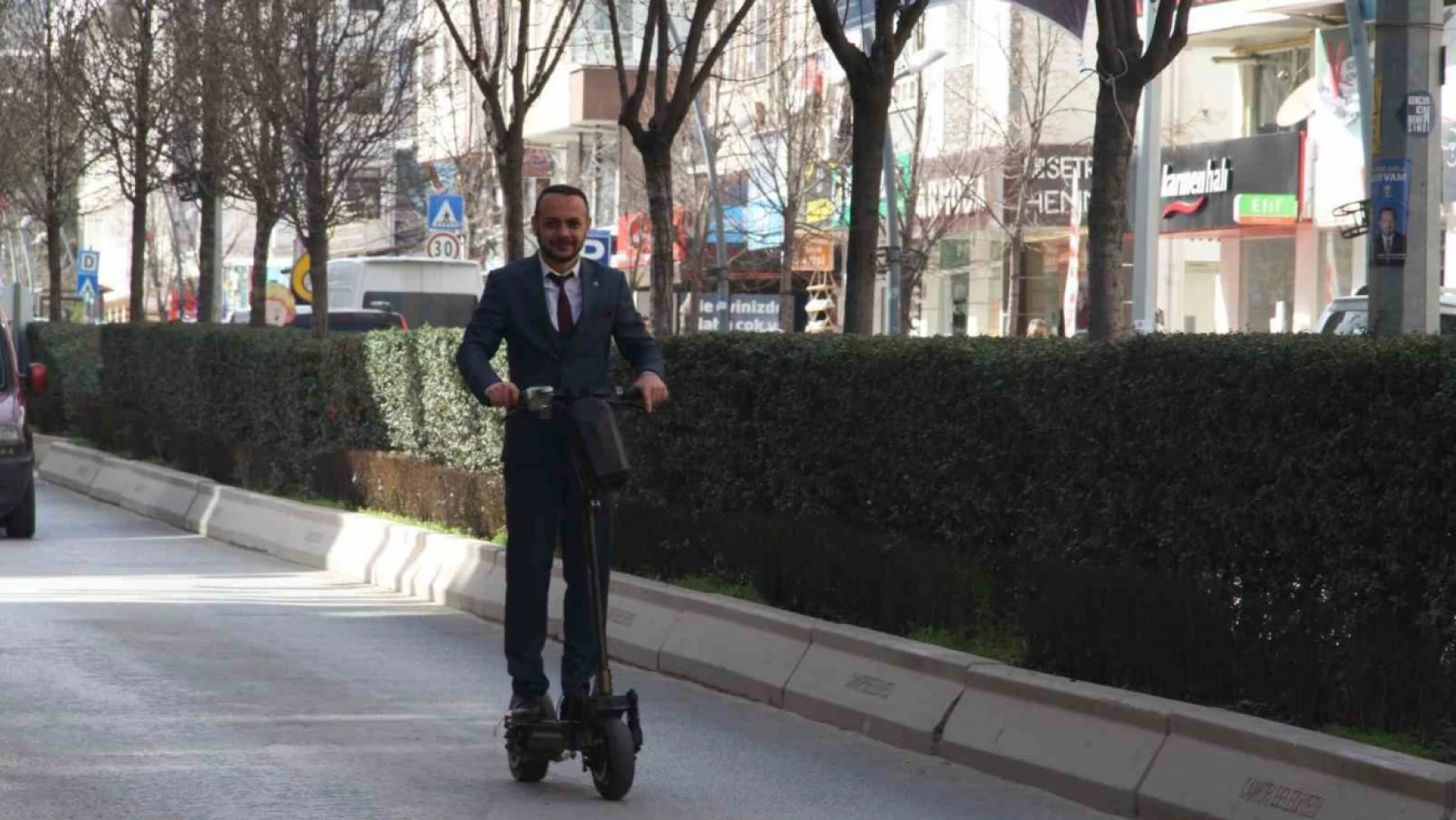 Çankırı'da sıra dışı seçim çalışması: Scooter'ıyla sokak sokak gezerek oy istiyor