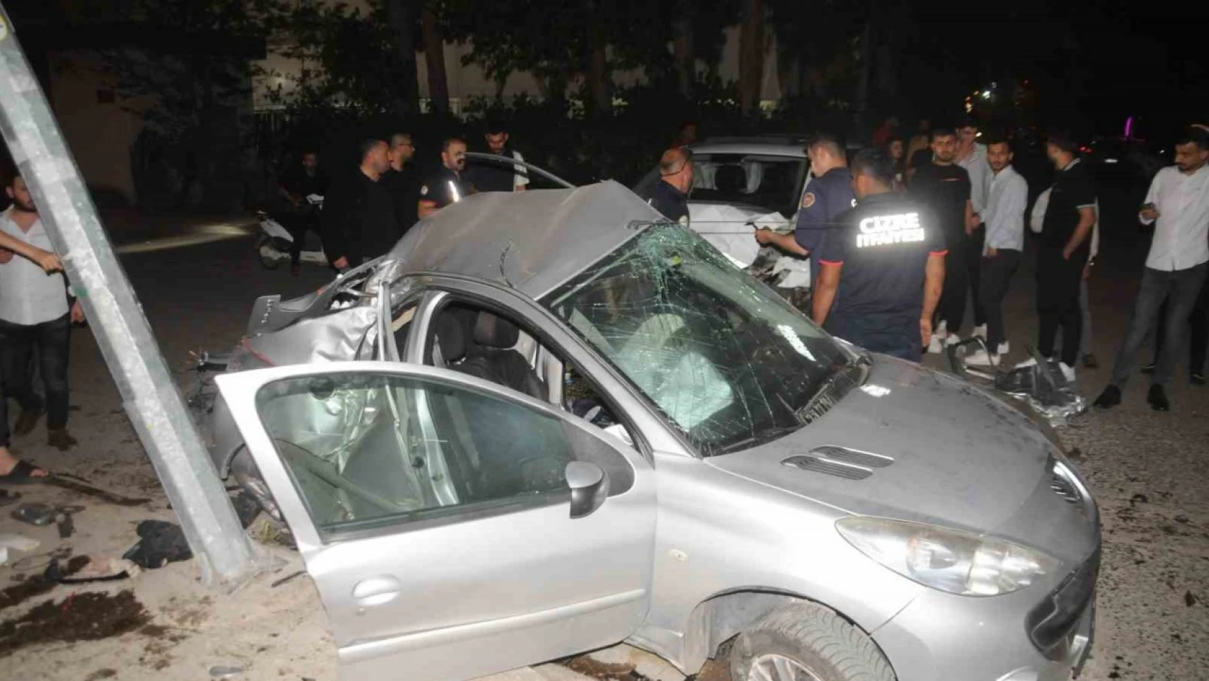 Cizre'de 2 otomobil kafa kafaya çarpıştı: 3 yaralı