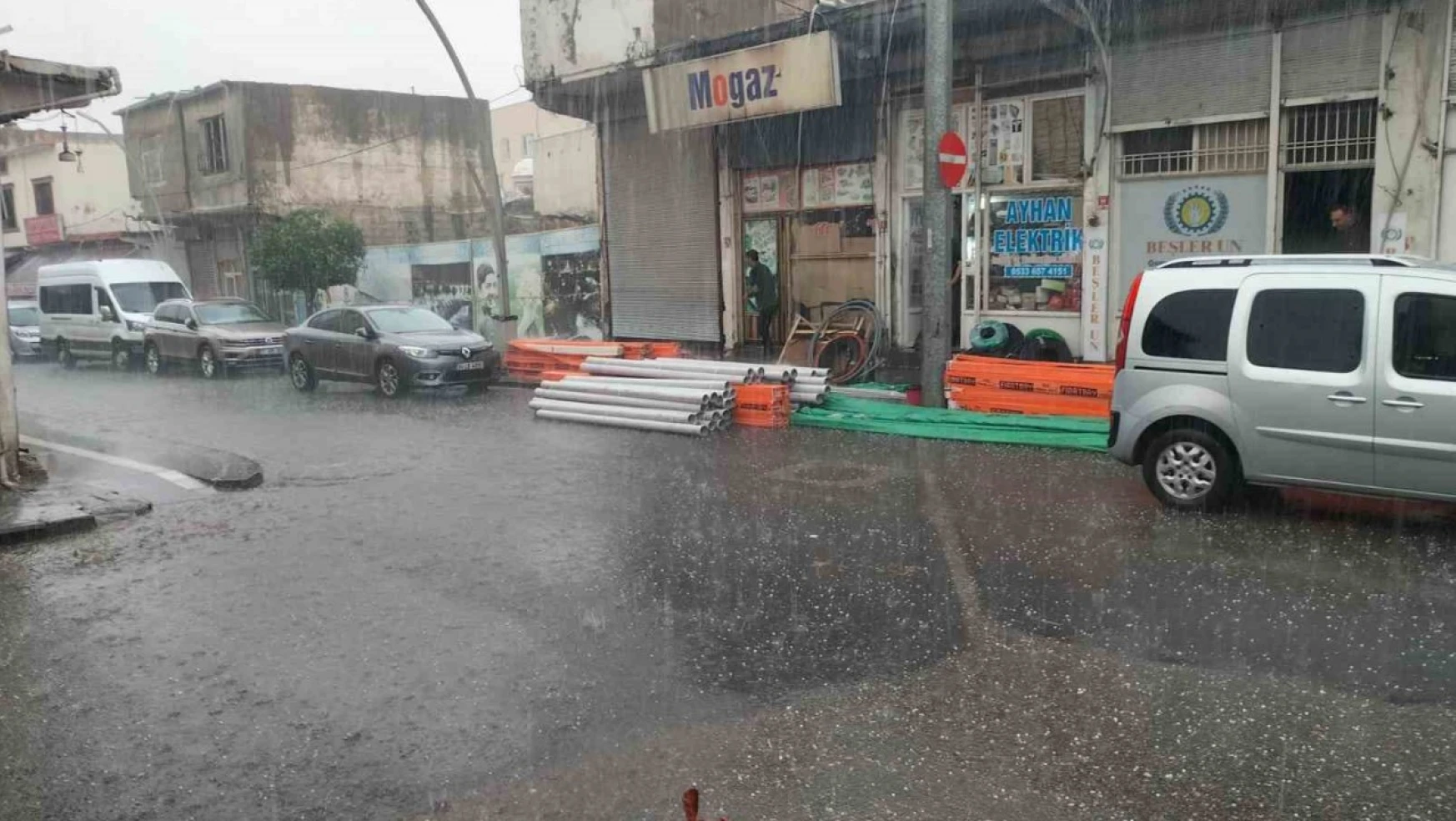 Cizre'de dolu ve sağanak yağış sokakları göle çevirdi