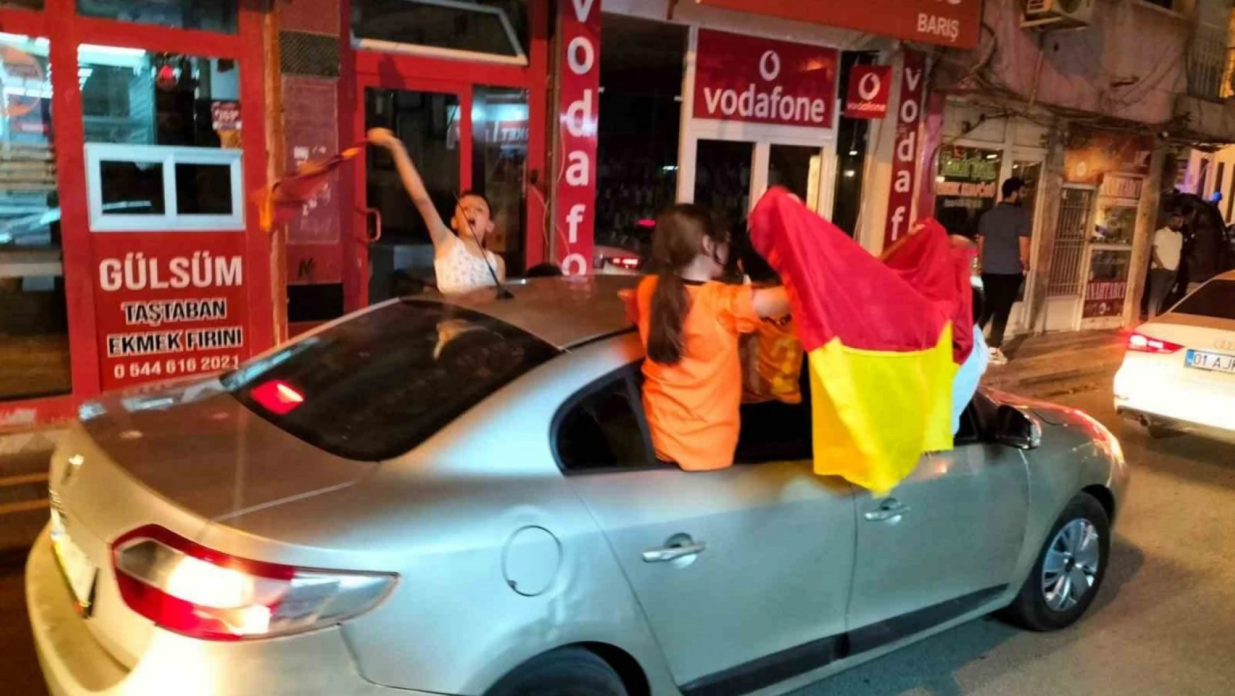 Cizre'deki Galatasaray taraftarları caddeleri panayır alanına çevirdi