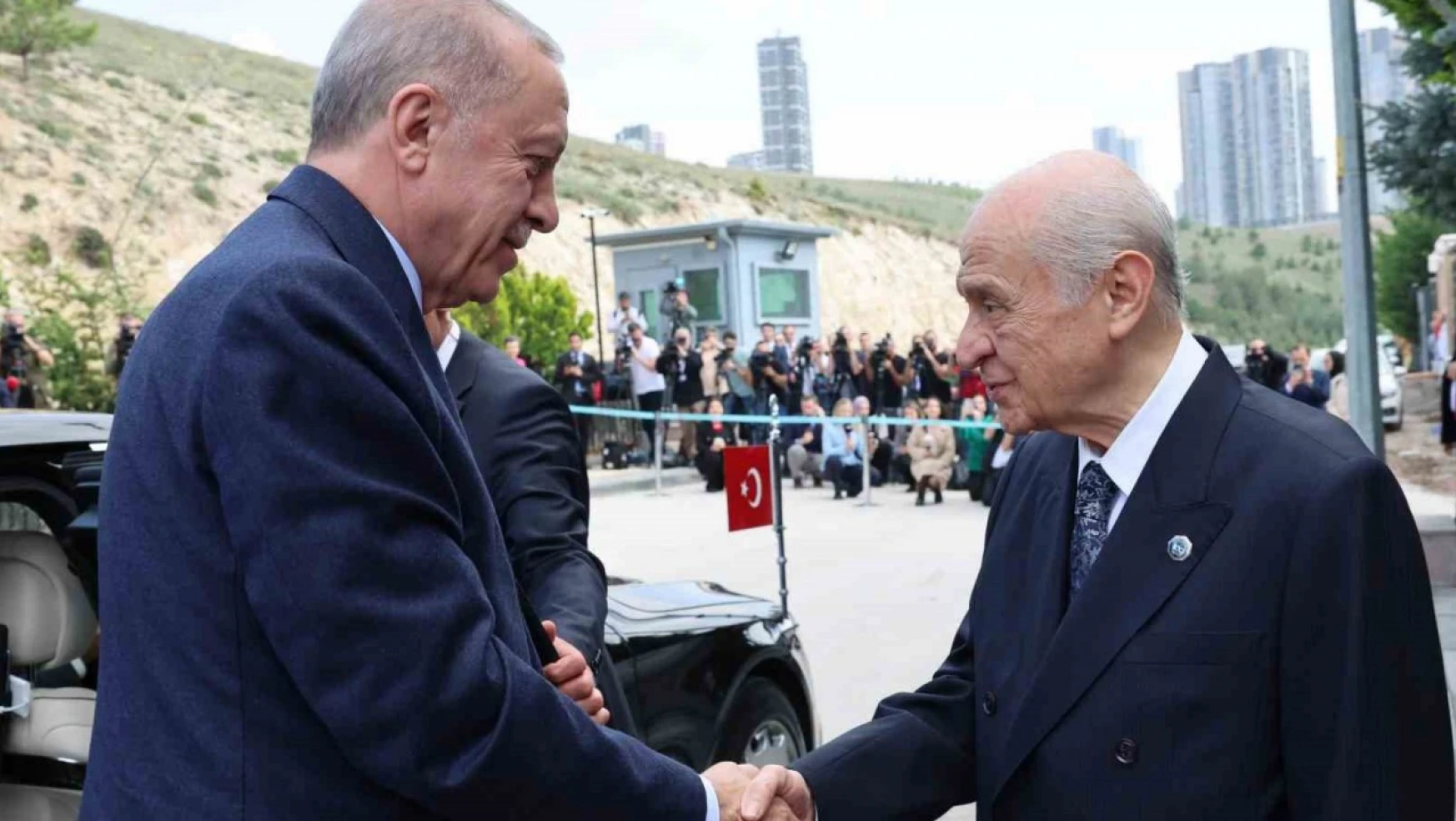 Cumhurbaşkanı Recep Tayyip Erdoğan, MHP Lideri Bahçeli'yi ziyaret ediyor.