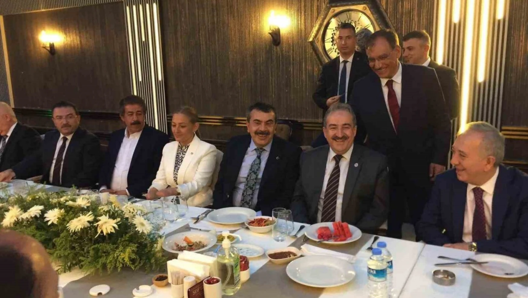 Dadaşlar Ankara'da yemekte bir araya geldi