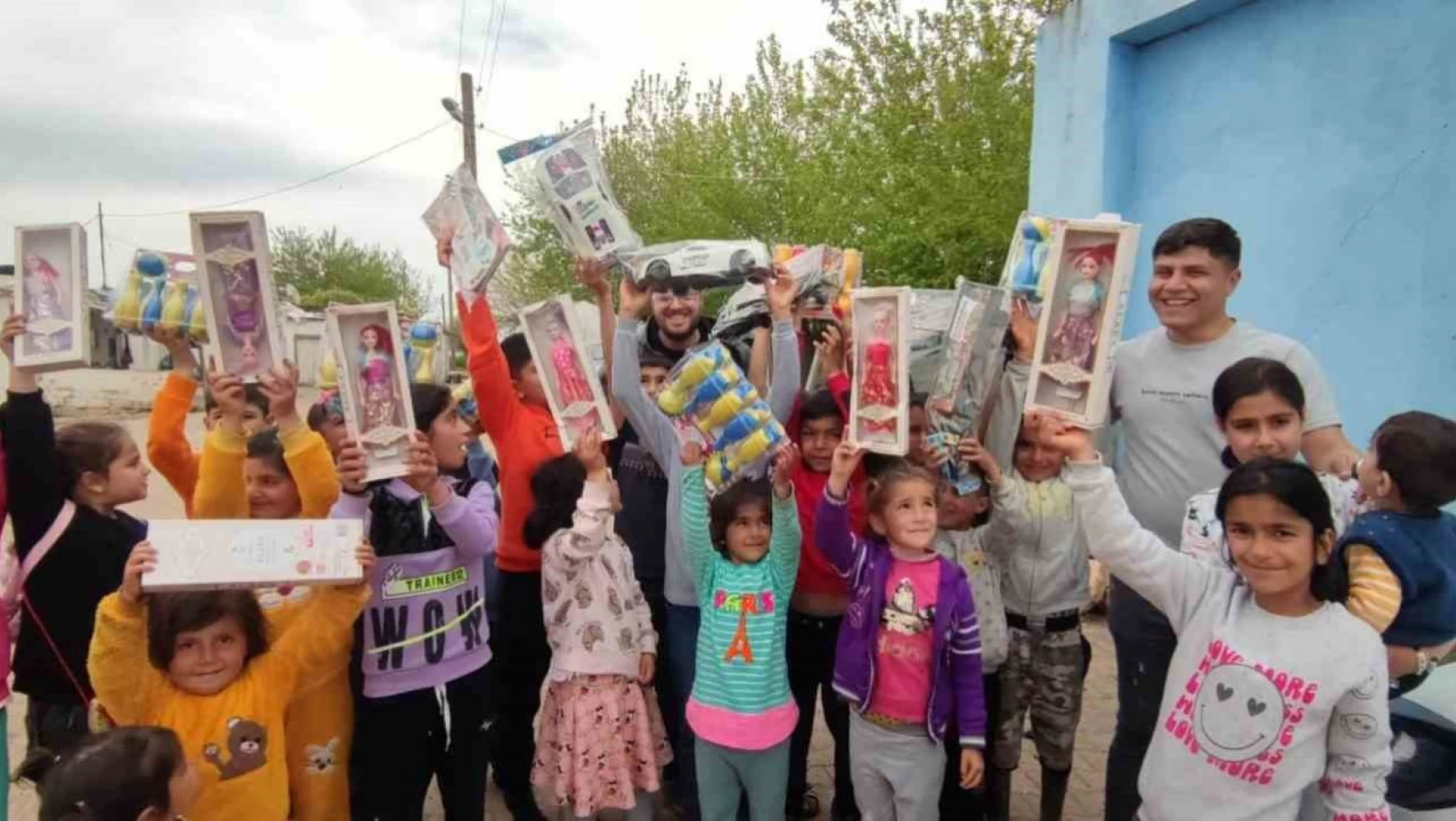 Depremden etkilenen çocuklara oyuncak dağıtıldı