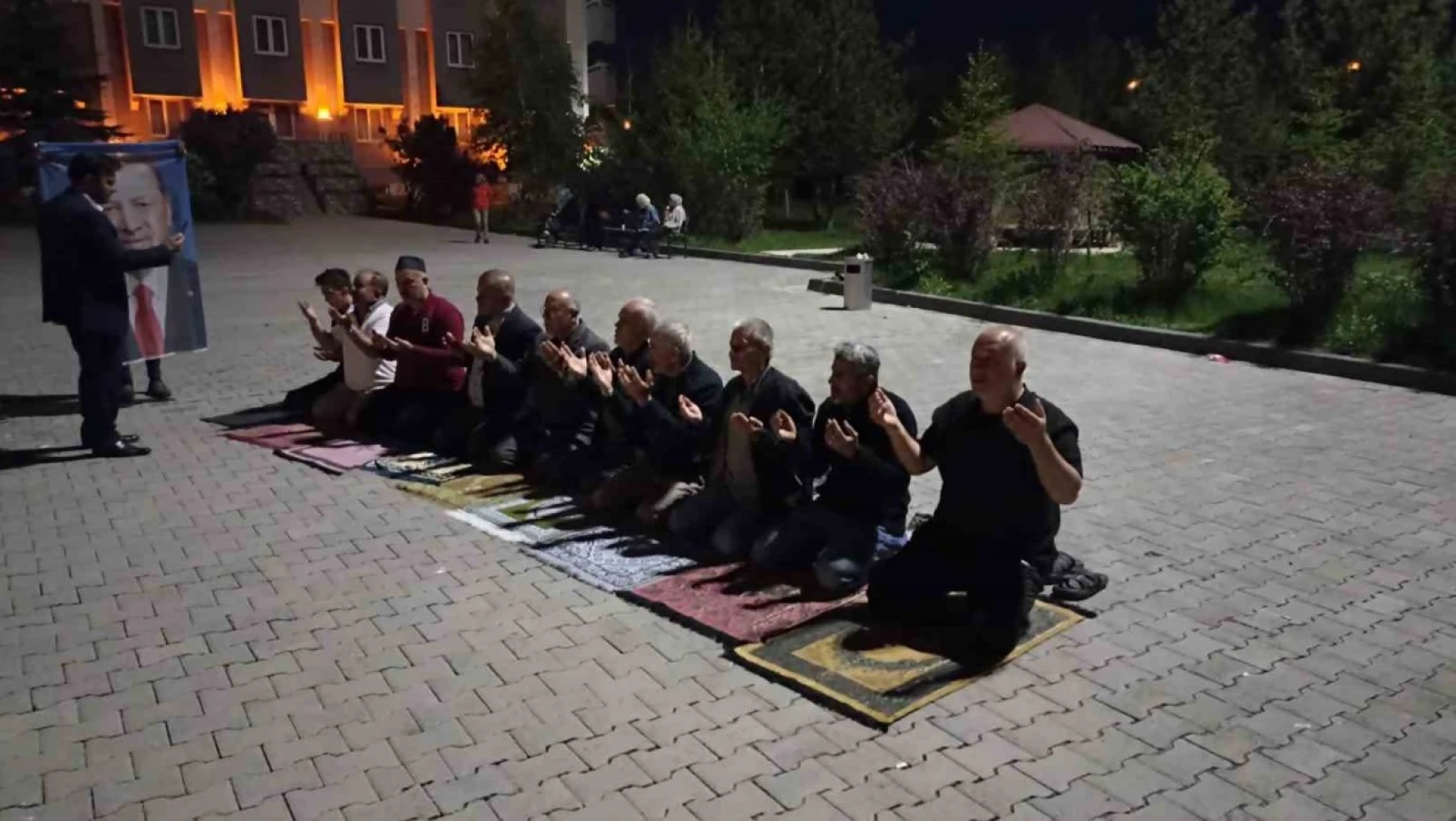 Depremzedeler Erzurum'da şükür namazı kıldı