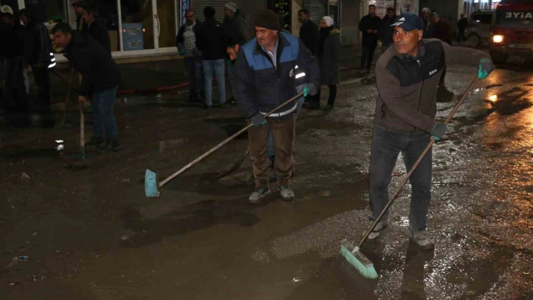 Diyadin'de caddeler tazyikli su ile yıkandı