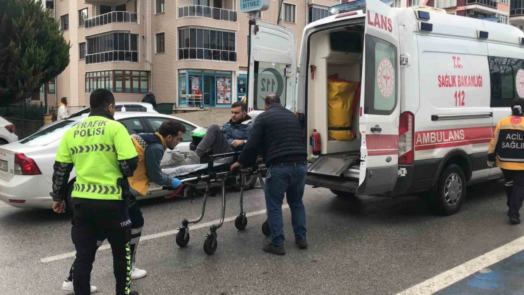 Edirne'de otomobile çarpan motosikletli yaralandı