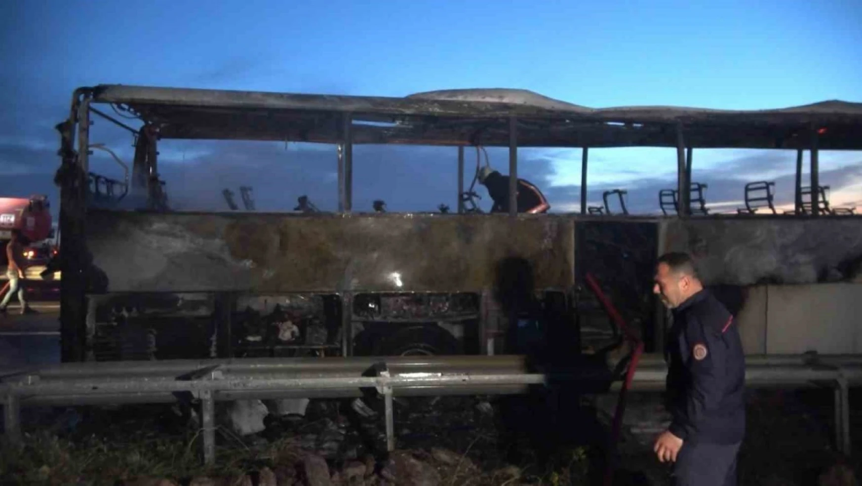 Elazığ'da yolcu otobüsü alev topuna döndü
