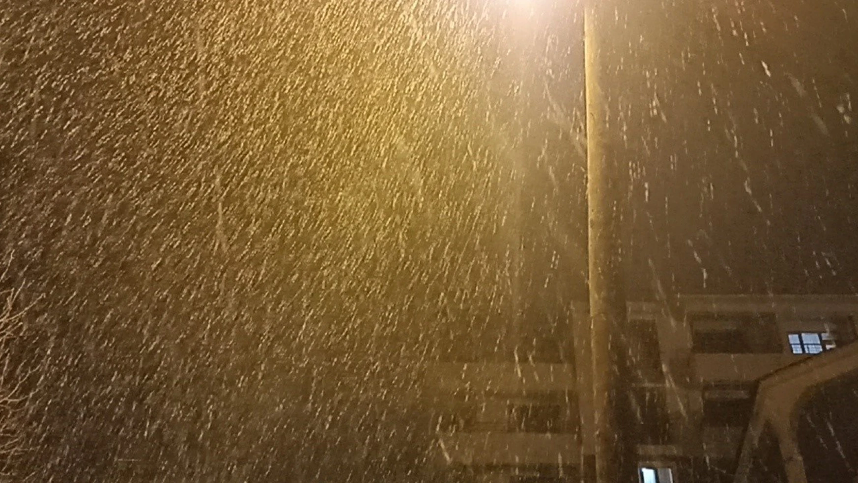 Erciş'e mevsimin ilk karı yağmaya başladı