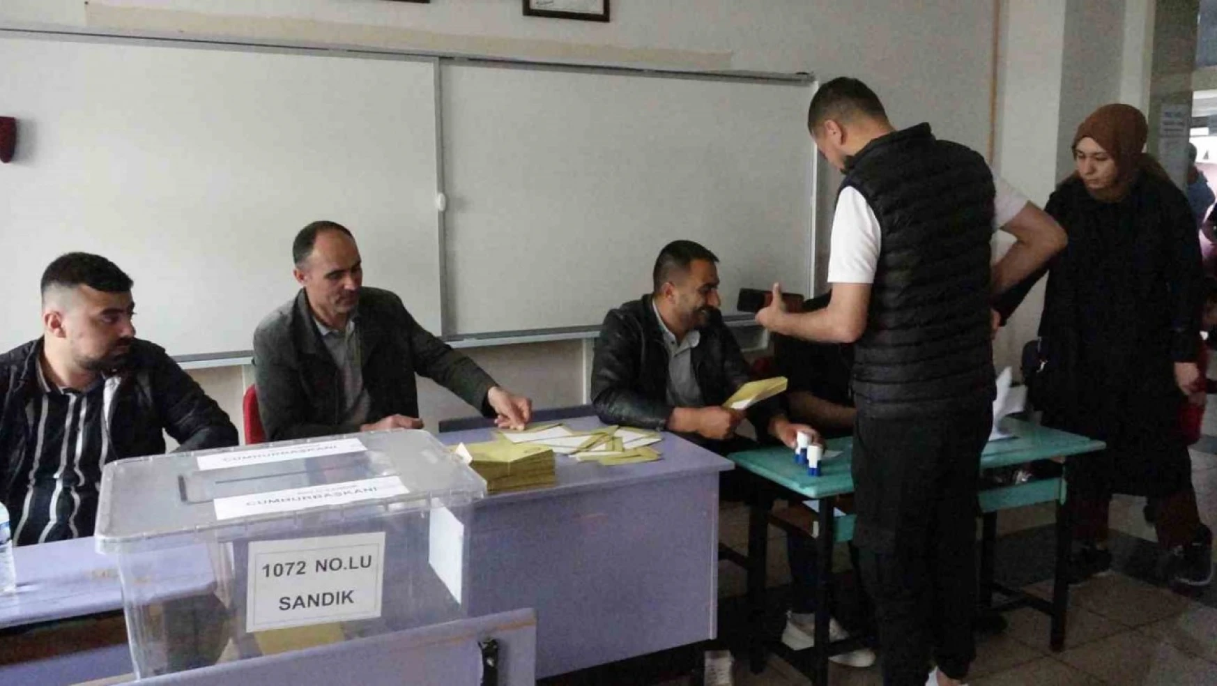 Erciş'te oy verme işlemi başladı