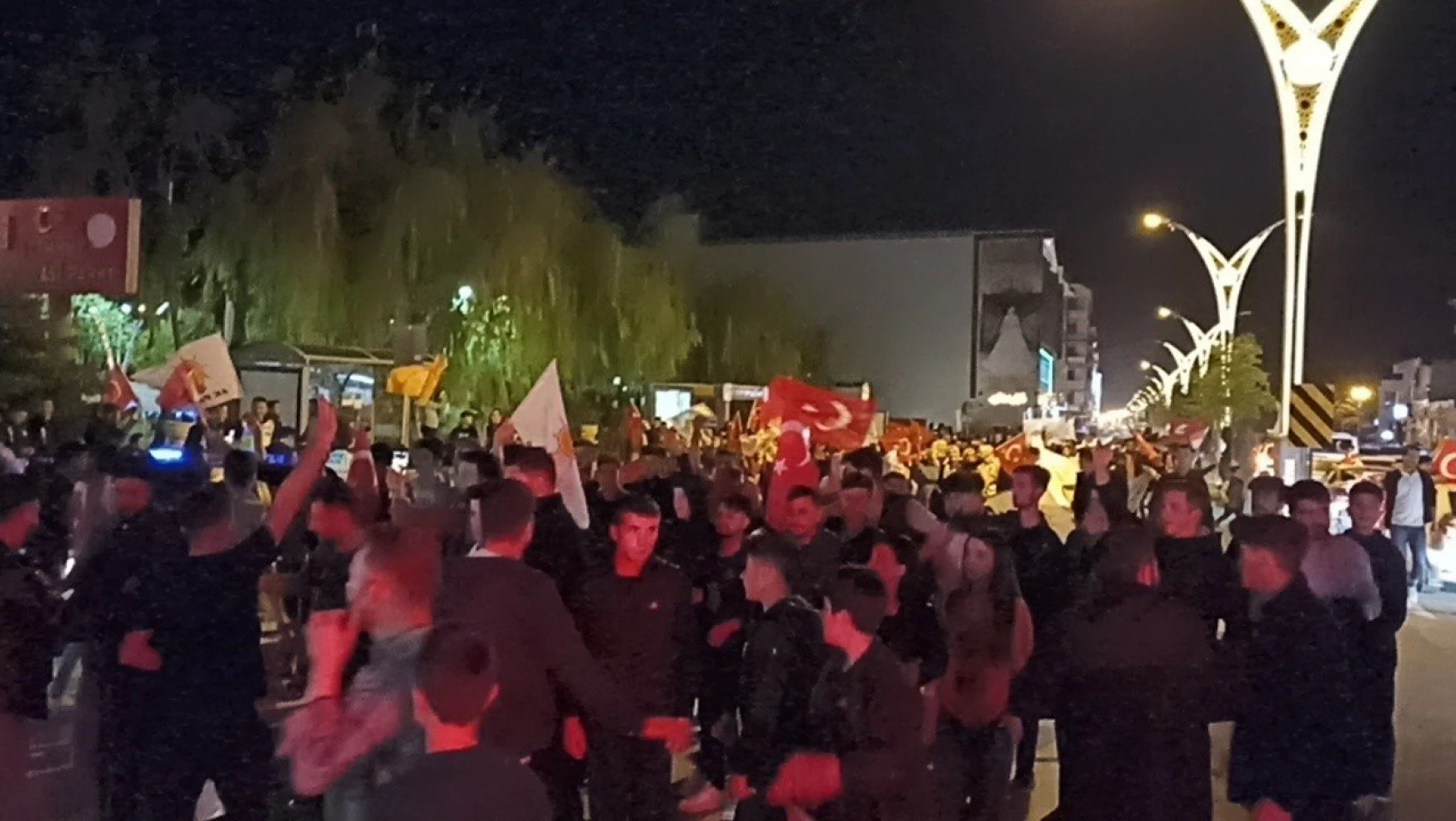 Erciş'te vatandaşlar Cumhurbaşkanı Erdoğan'ın seçim zaferini coşkuyla kutladı