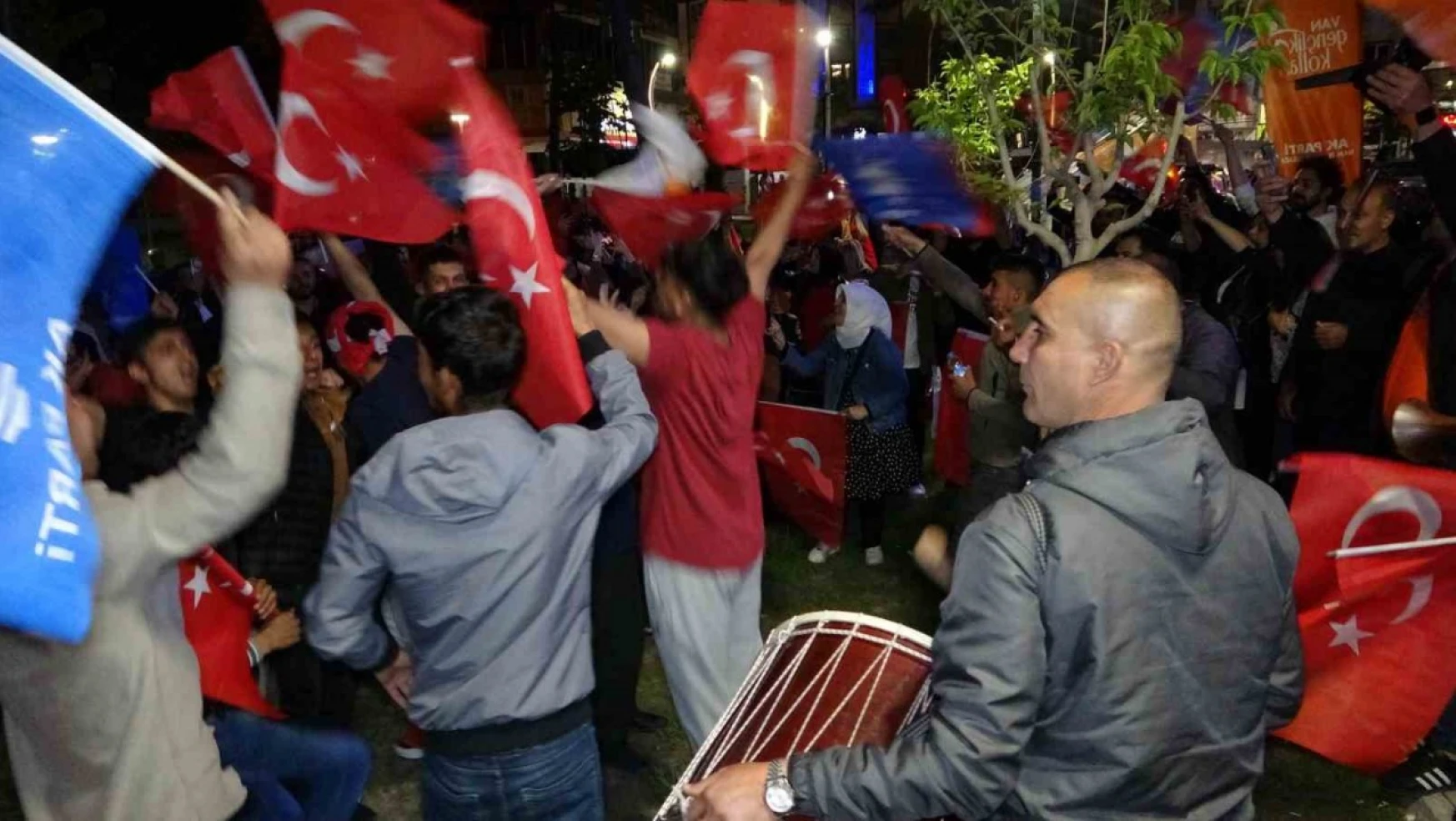 Erdoğan'ın zaferi Van'da coşkuyla kutlanıyor