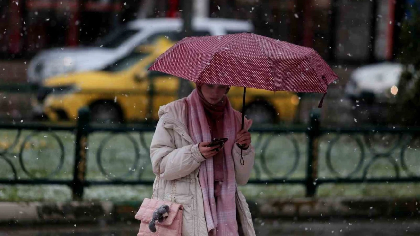 Erzincan'da sağanak yağış aralıklı etkisini sürdürüyor