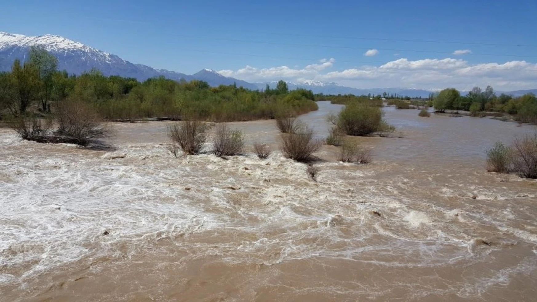Erzincan'da yağmur yağışları nehir debilerini artırdı