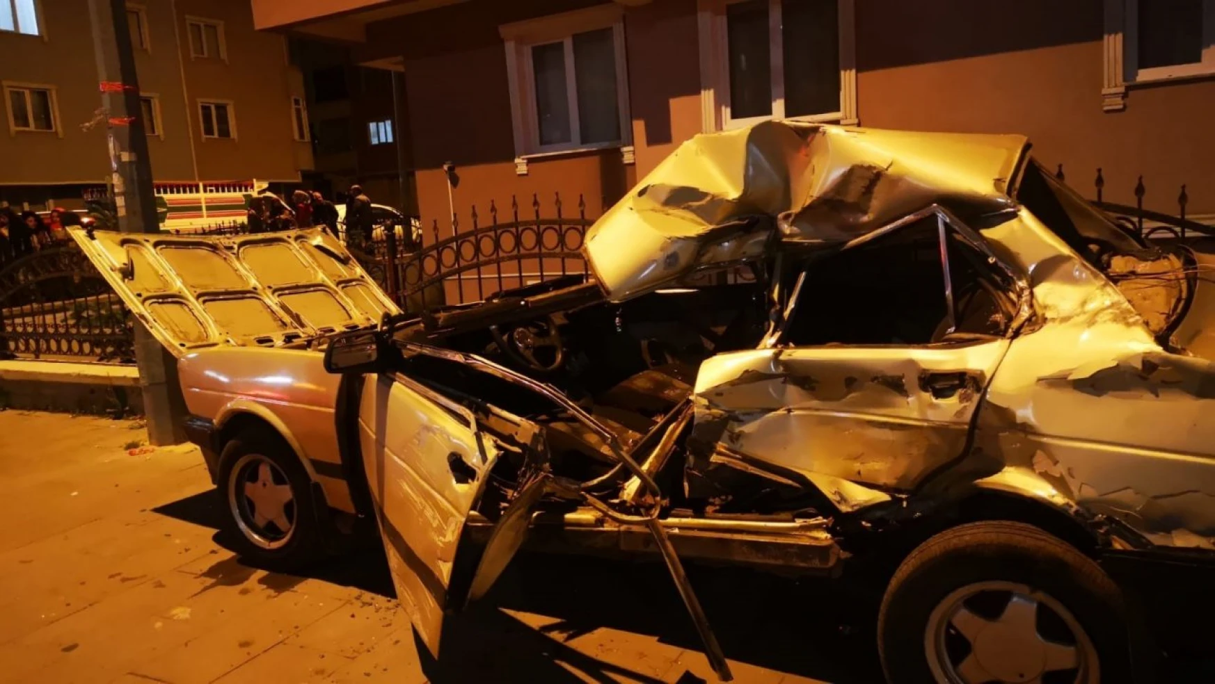 Erzurum'da direksiyon hakimiyetini kaybeden sürücü duvara çarparak durabildi: 1 ölü, 1 yaralı