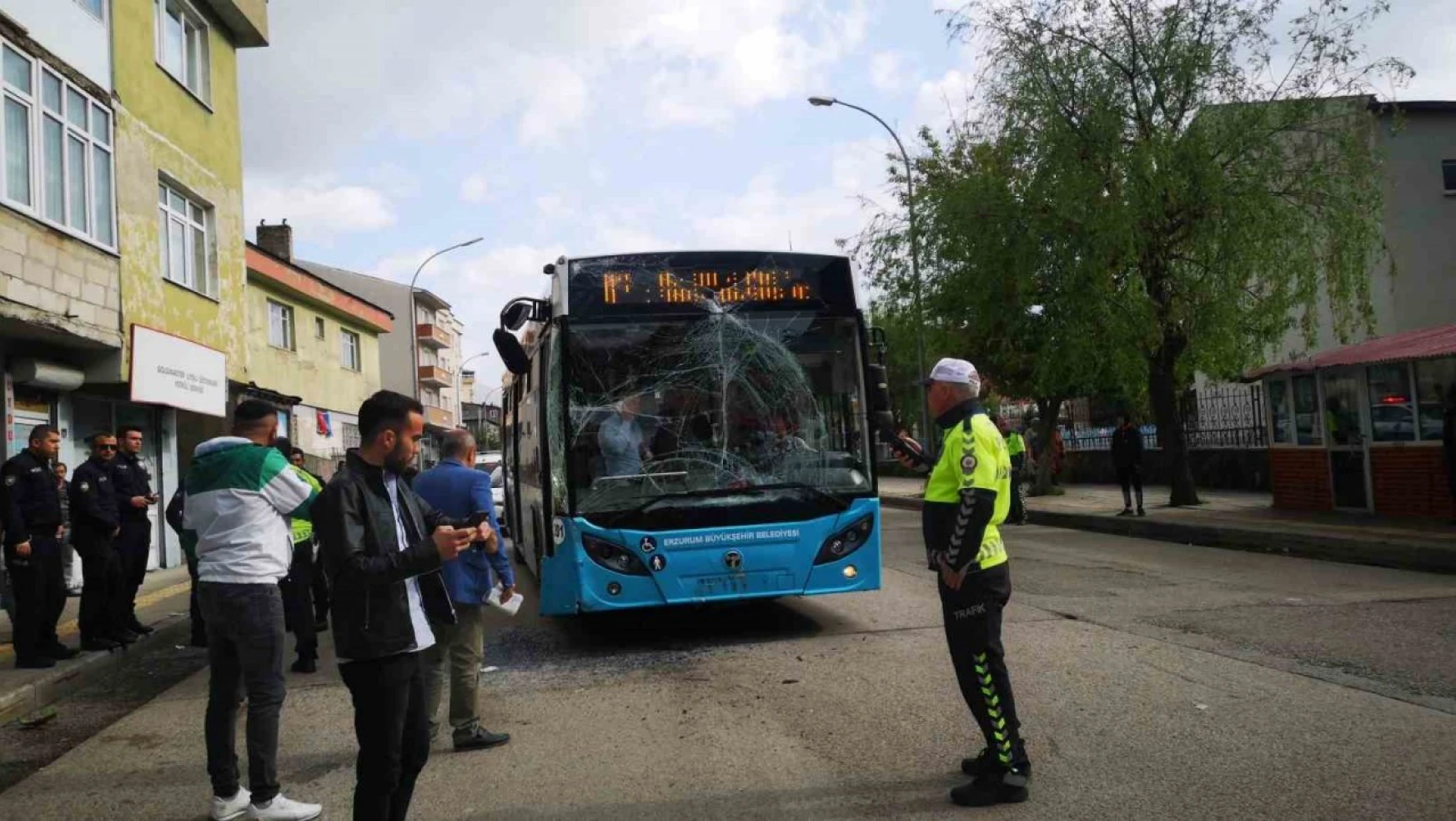 Erzurum'da belediye otobüsü ile halk otobüsü birbirine girdi