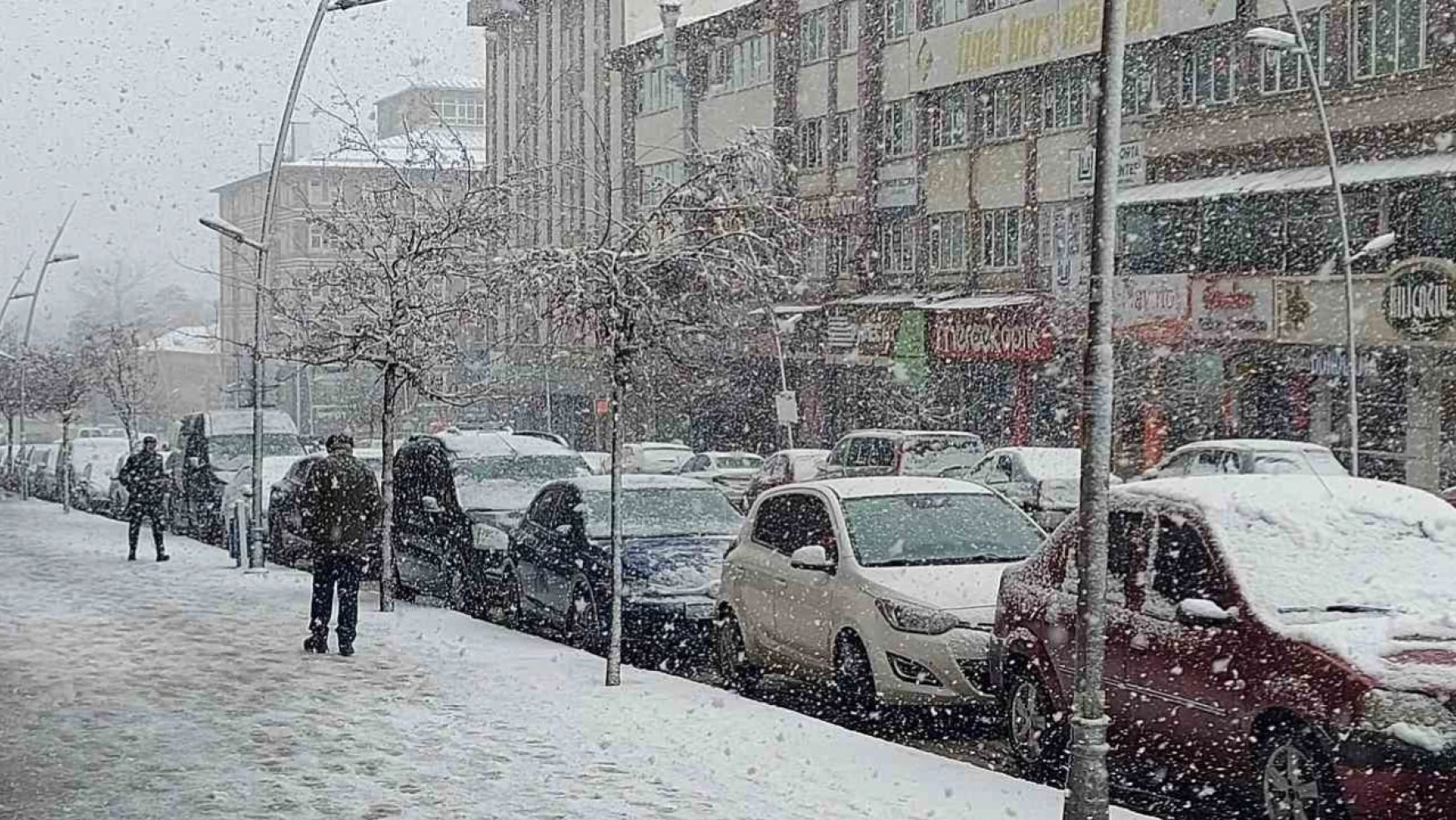 Erzurum'da kar yağışı etkili oluyor, 147 köy yolu ulaşıma kapalı