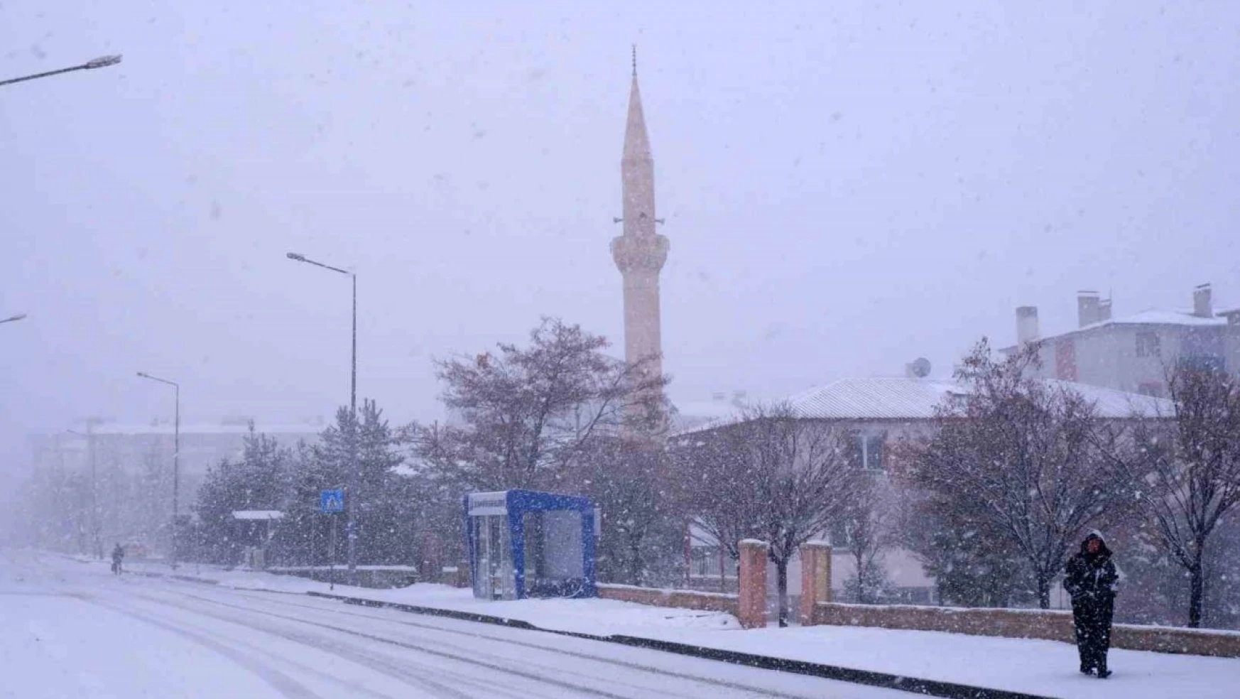 Erzurum'da kış geri döndü, 196 köy yolu kapalı