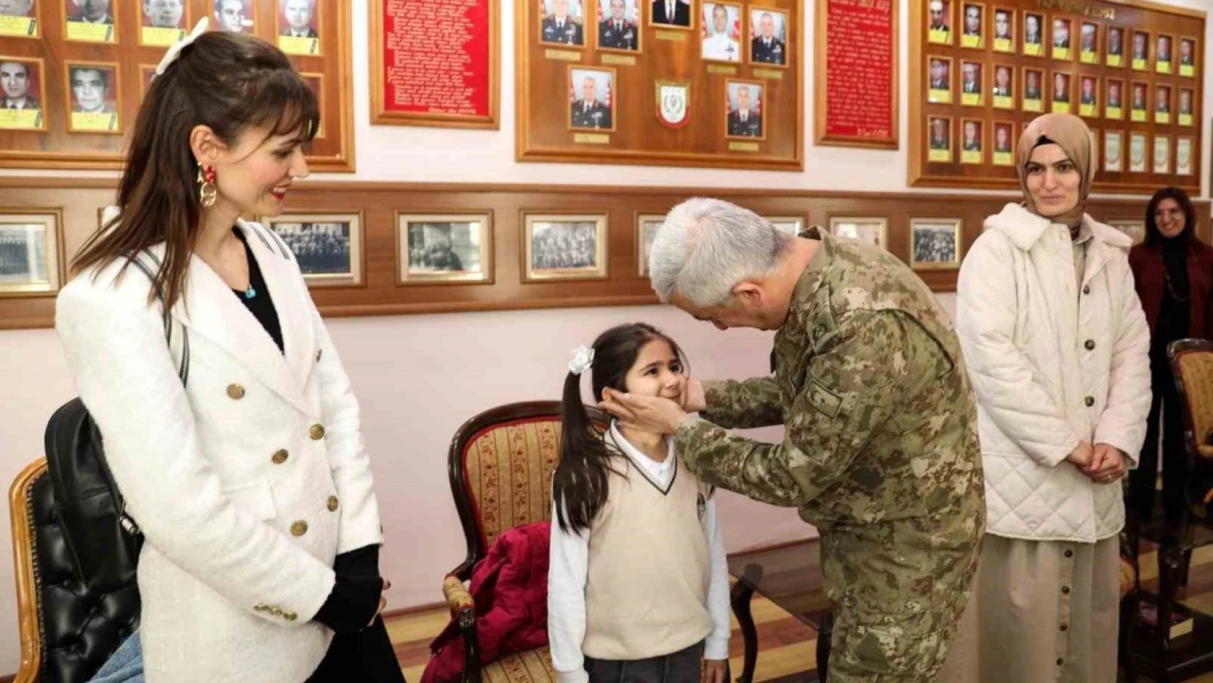 Erzurum'da öğrenciler ilk mektuplarını asker abilerine yazdı