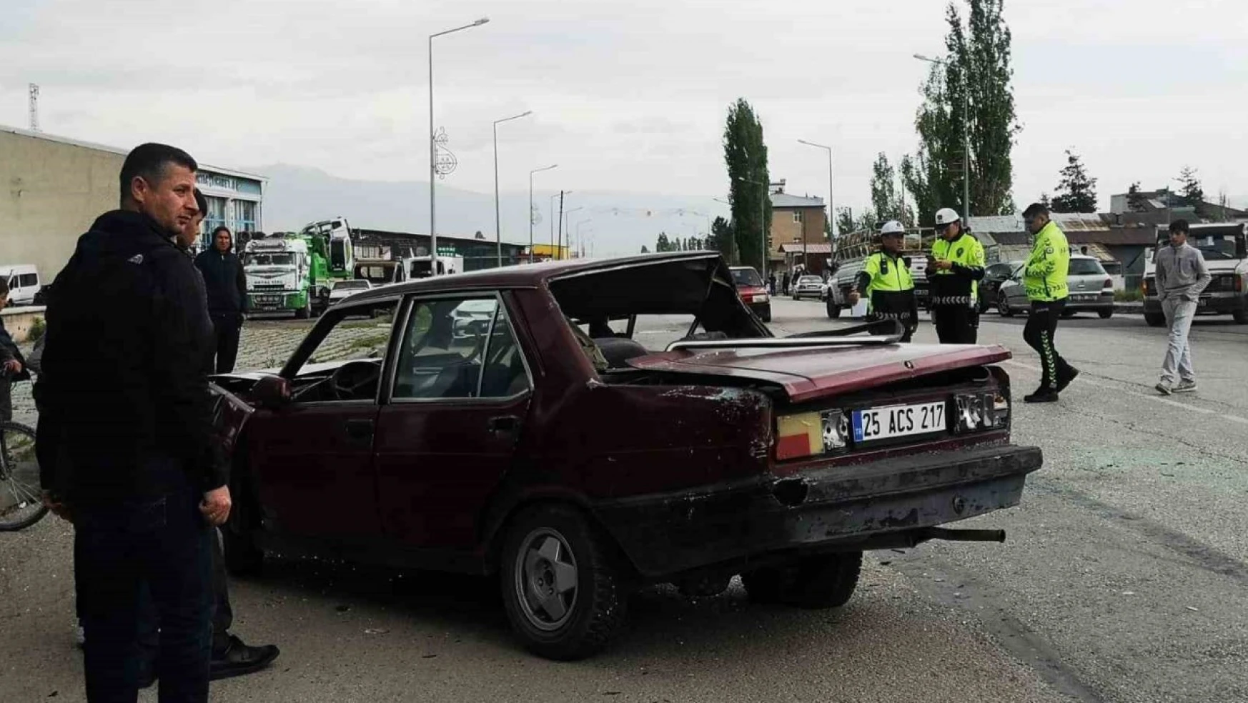 Erzurum'da otobüs ile otomobil çarpıştı: 1 ölü, 1 yaralı