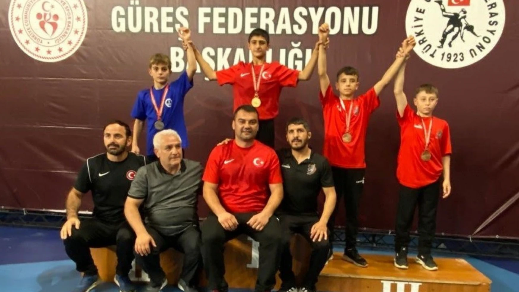 Erzurumlu güreşçiler Serbest Güreş Türkiye Şampiyonası'na damga vurdu