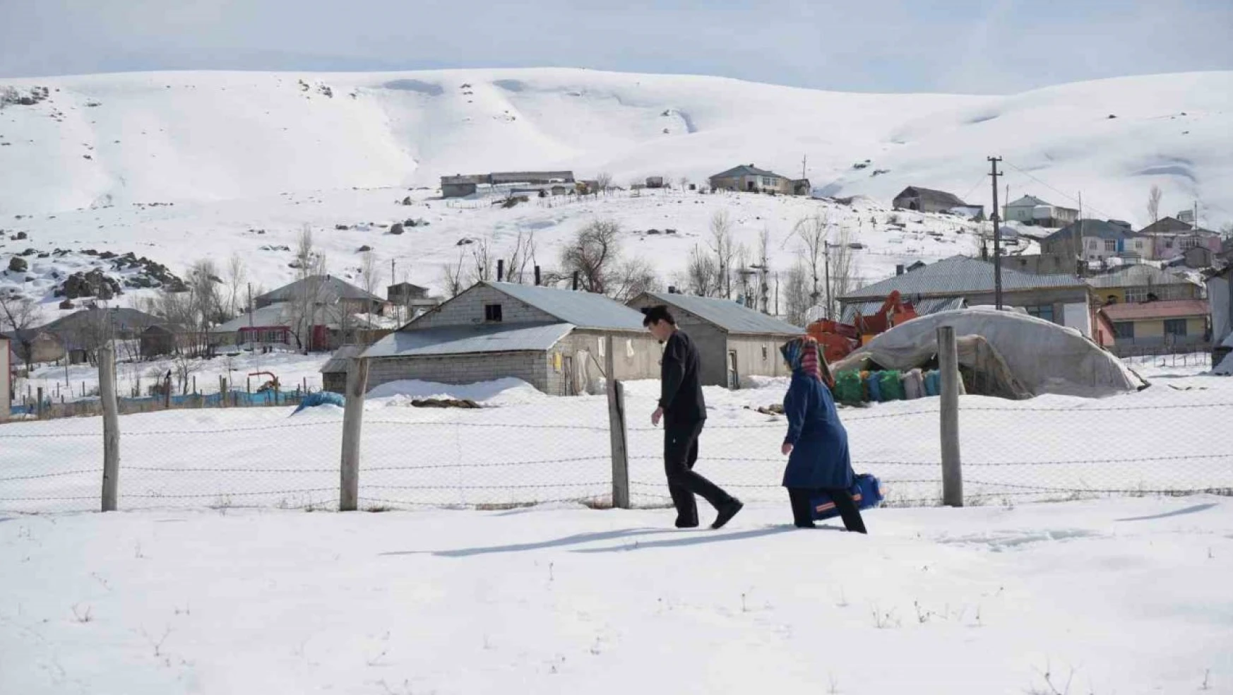 Evde Sağlık Birimi ekipleri karla kaplı köylere giderek hastaları tedavi ediyor