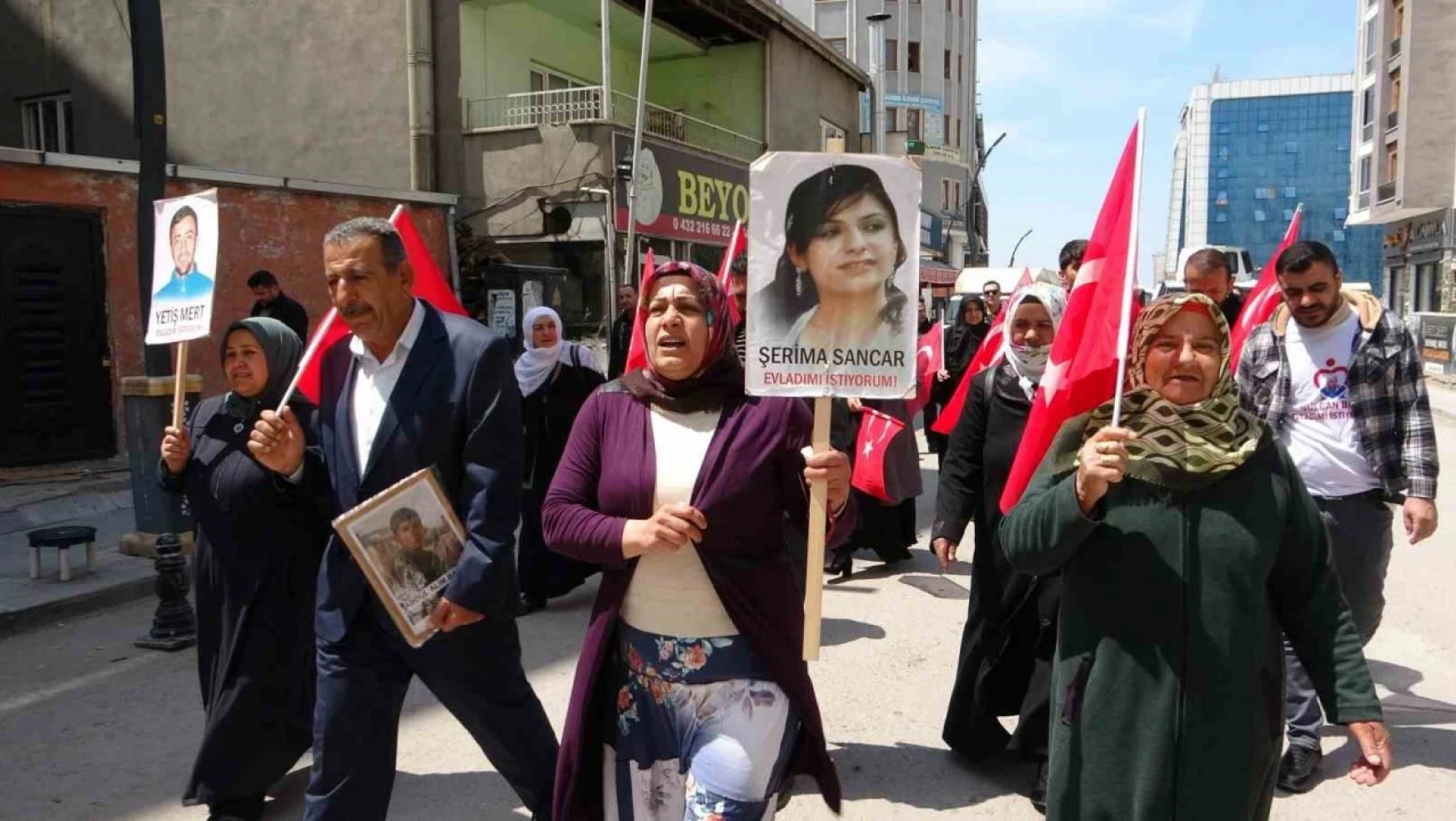 Van'da evlat nöbeti tutan anneler: 'Kimse HDP'ye oy vermesin'