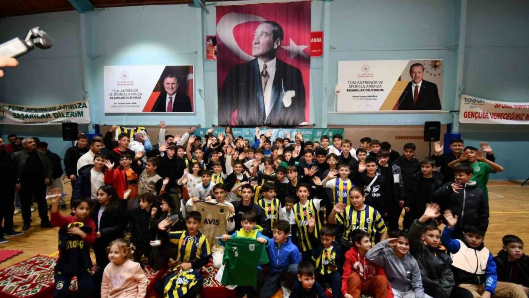 Fenerbahçeli futbolcu İsmail Yüksek, Bursa'da gençlerle buluştu