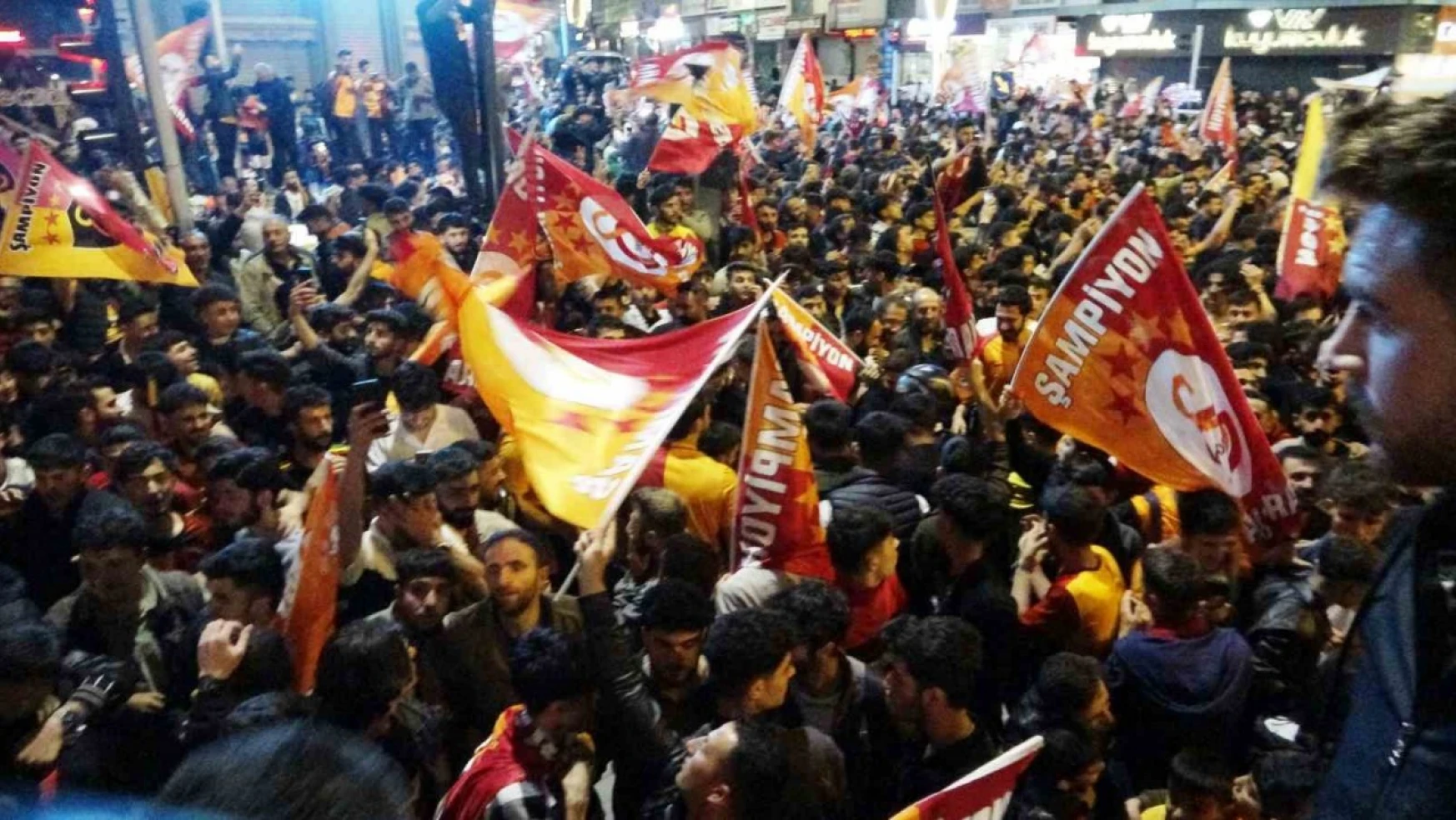 Galatasaraylı taraftarlar kutlama için Van'da sokağa döküldü