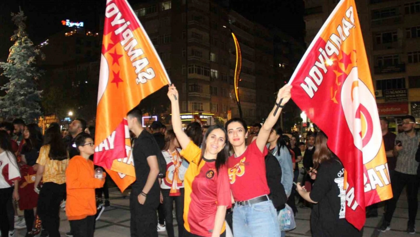 Galatasaraylı taraftarların derbi ve şampiyonluk kutlaması