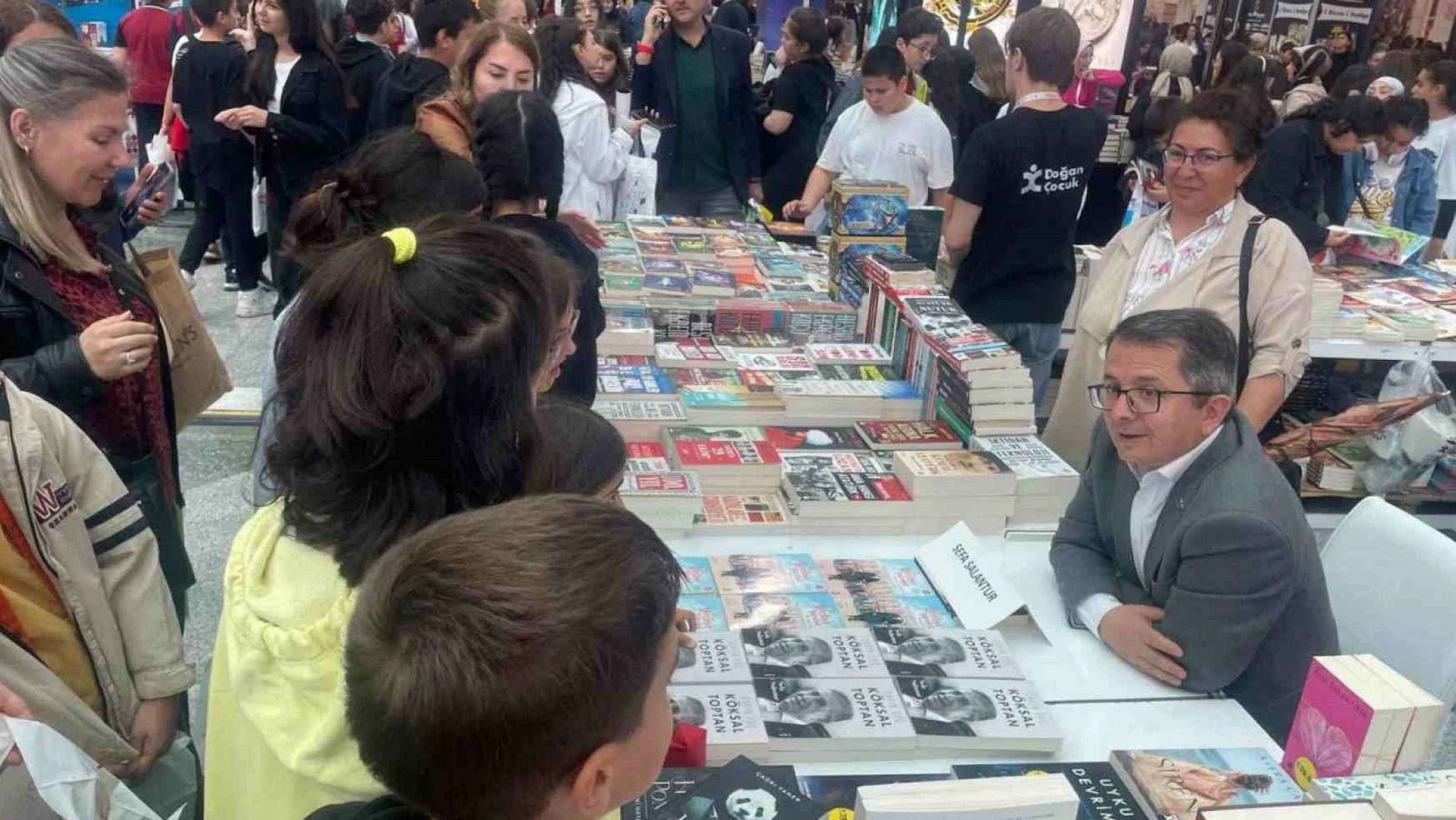 Gazeteci Salantur, 20. Ankara Kitap Fuarı'nda okurlarıyla buluştu