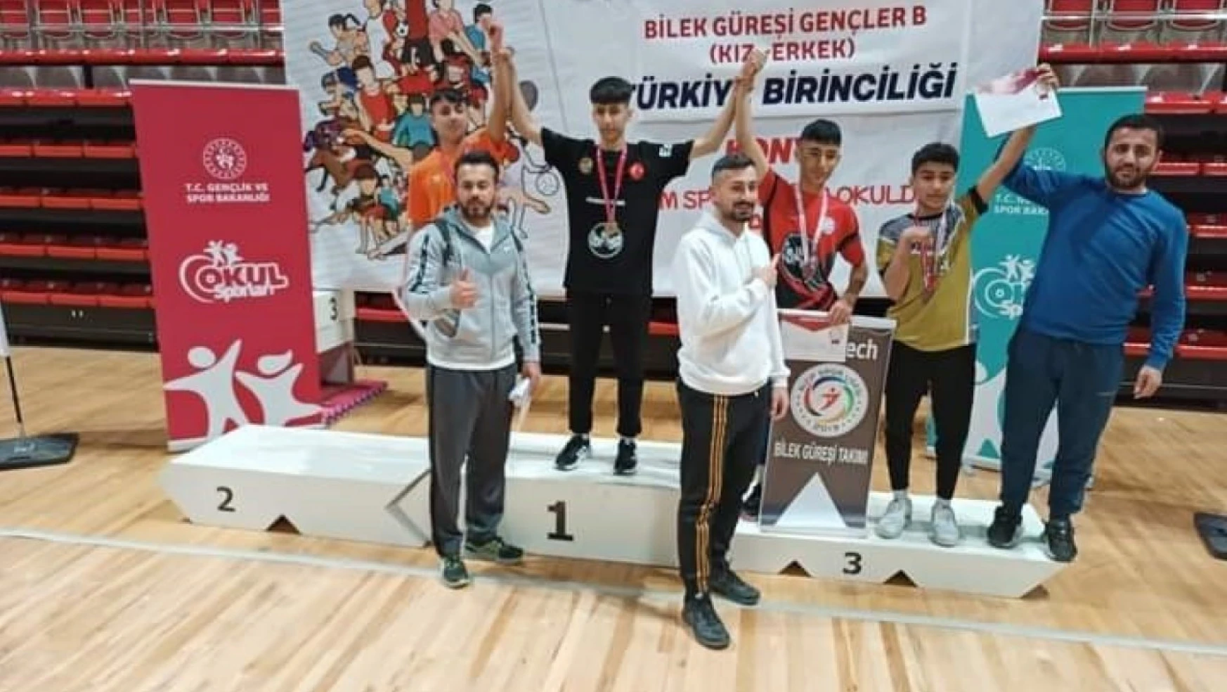 Güroymaklı öğrenci bilek güreşinde Türkiye ikincisi oldu