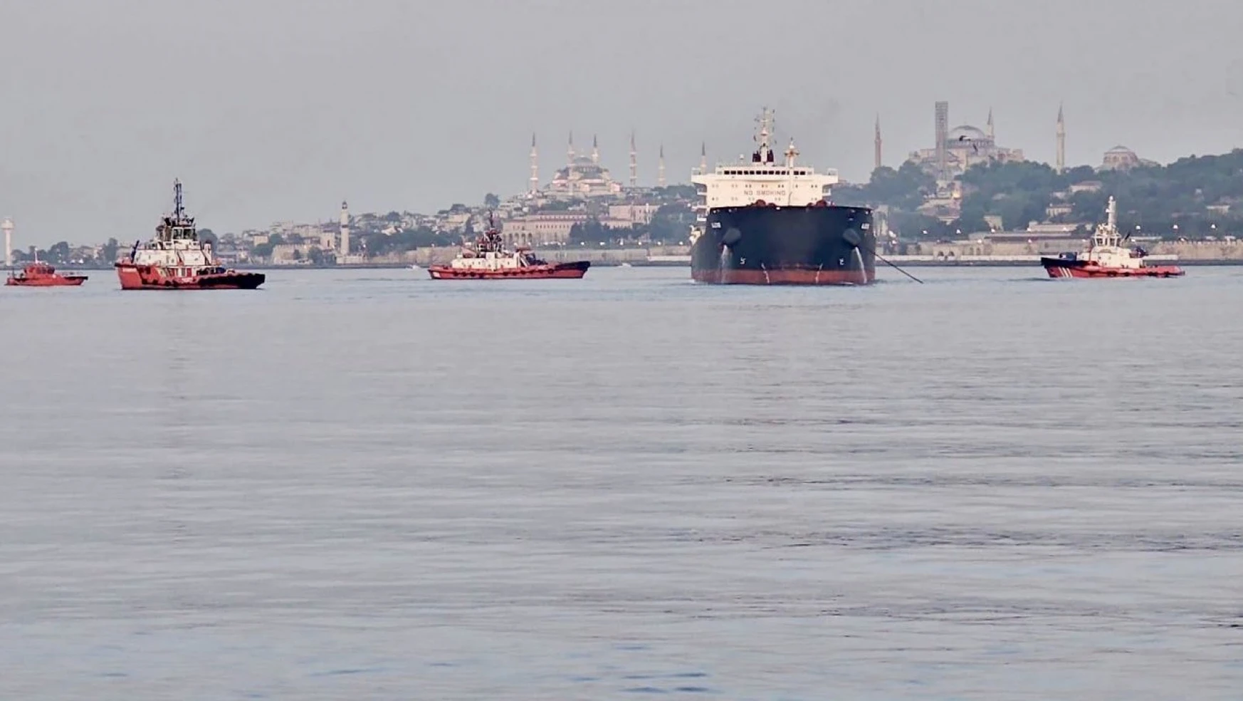 İstanbul Boğazı'nda gemi trafiği çift yönlü ve geçici olarak askıya alındı